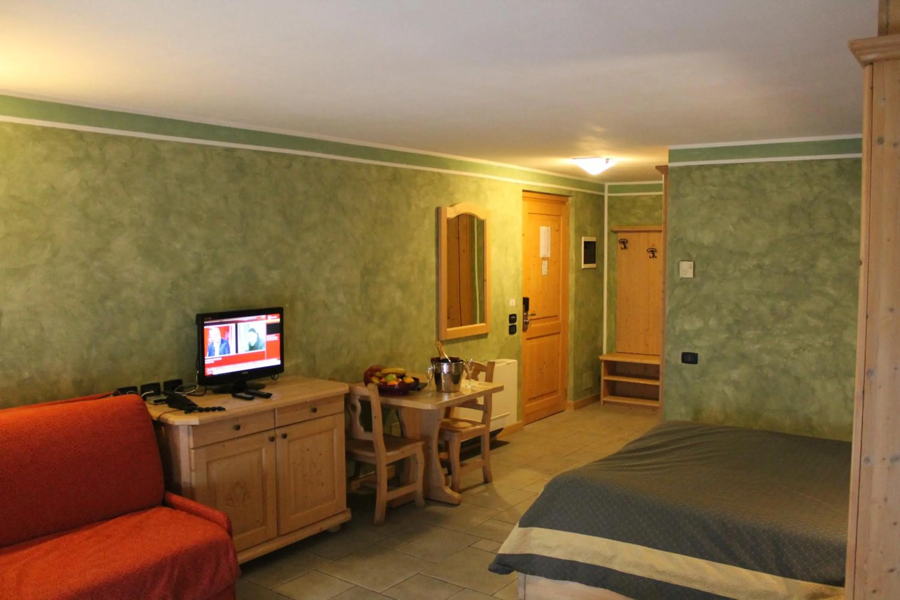 Photo of the whole room, Bed in Boscone Suite Hotel