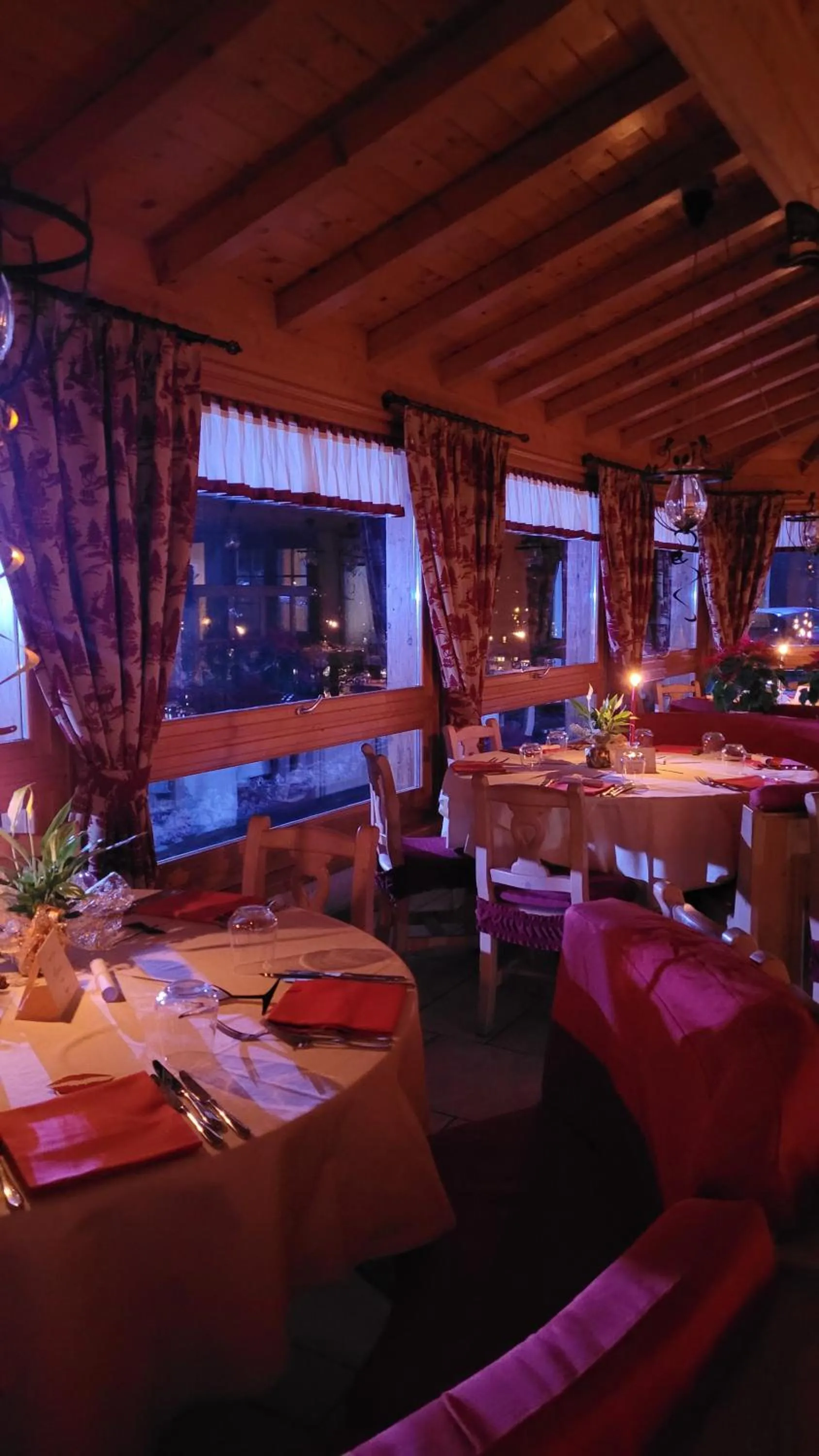 Restaurant/places to eat in Boscone Suite Hotel