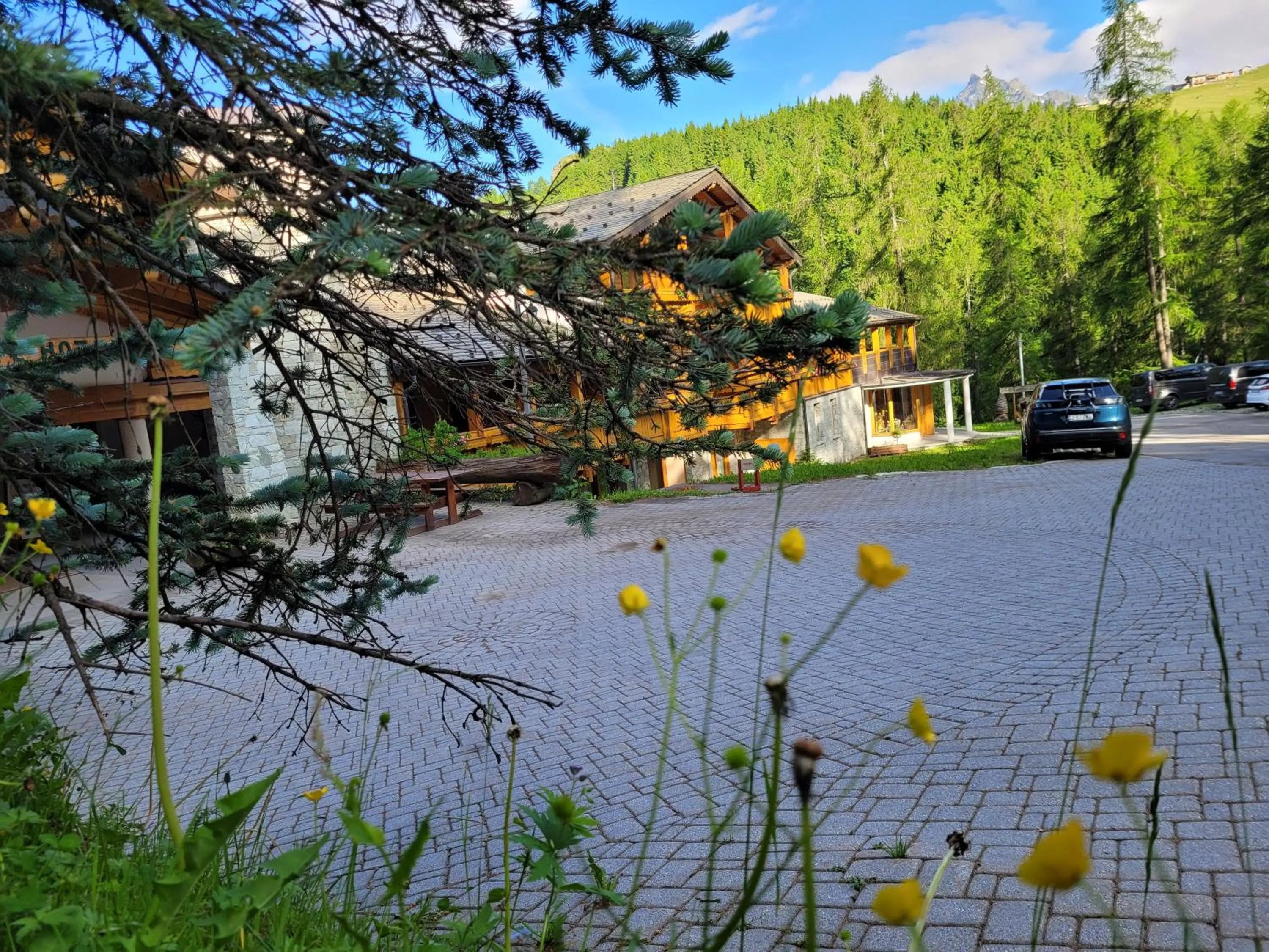 Neighbourhood in Boscone Suite Hotel