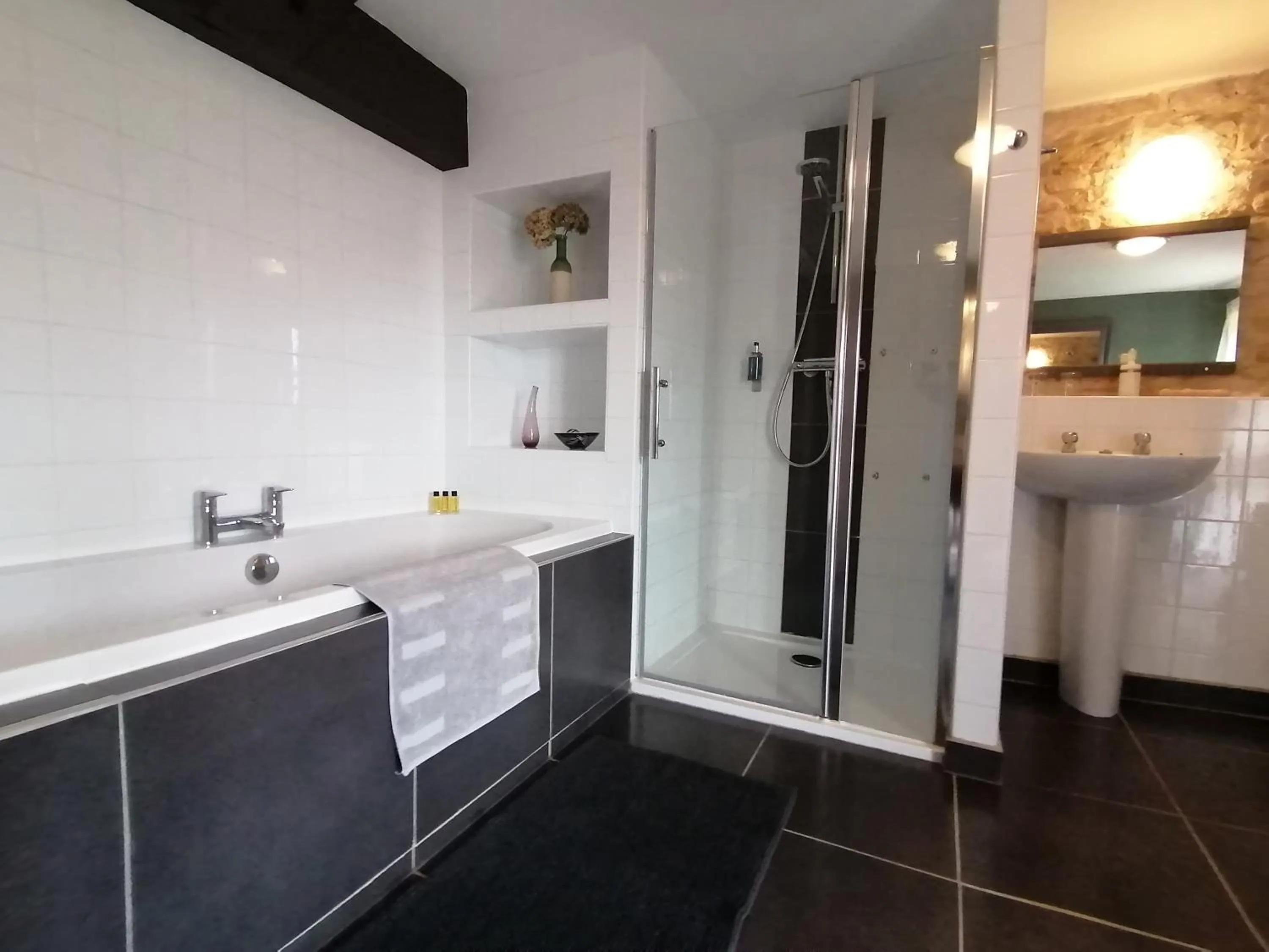 Bathroom in La Vieille Gorce Chambres d'Hôtes near Civray