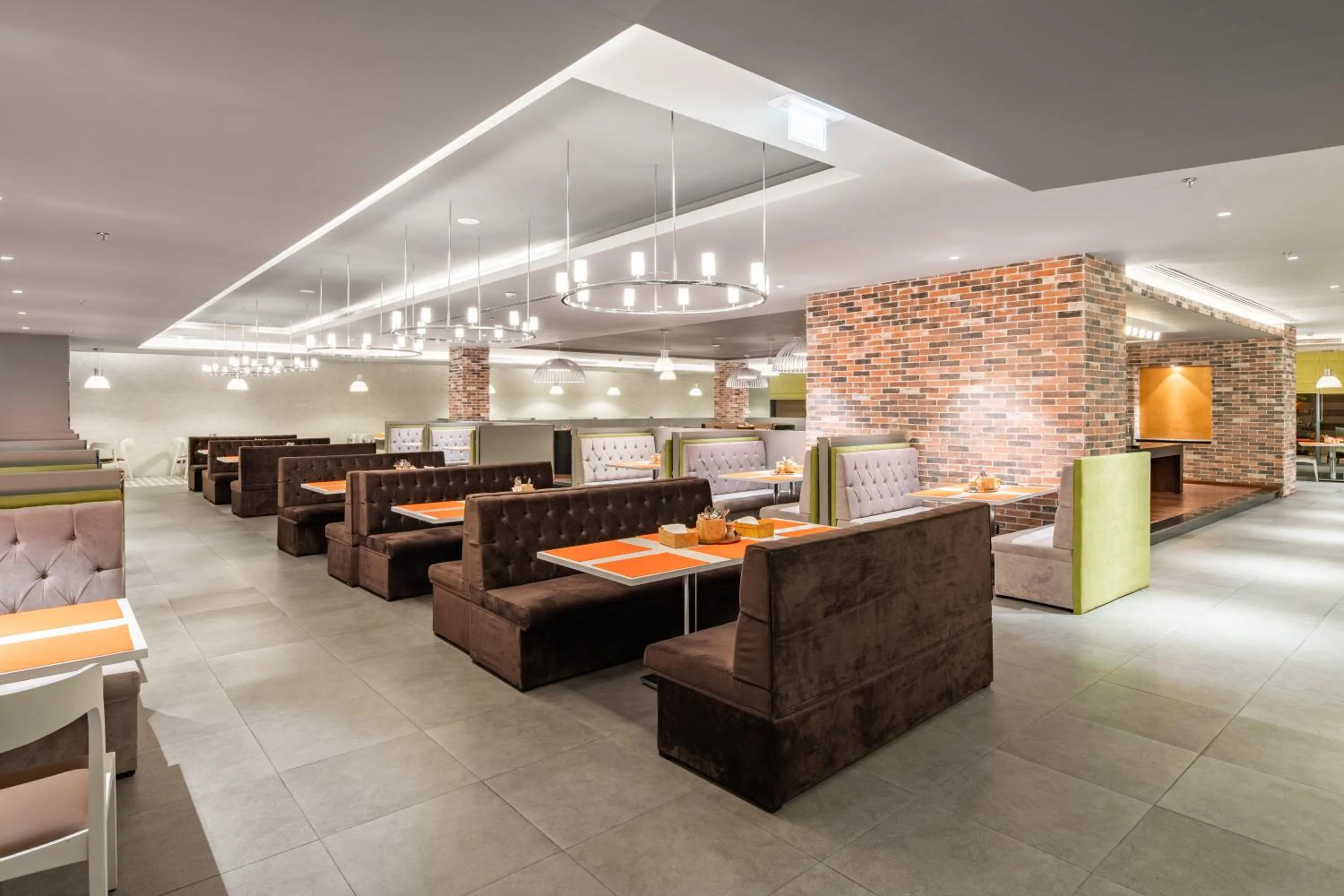 Restaurant/places to eat in Radisson Hotel & Apartments Dammam Industrial City