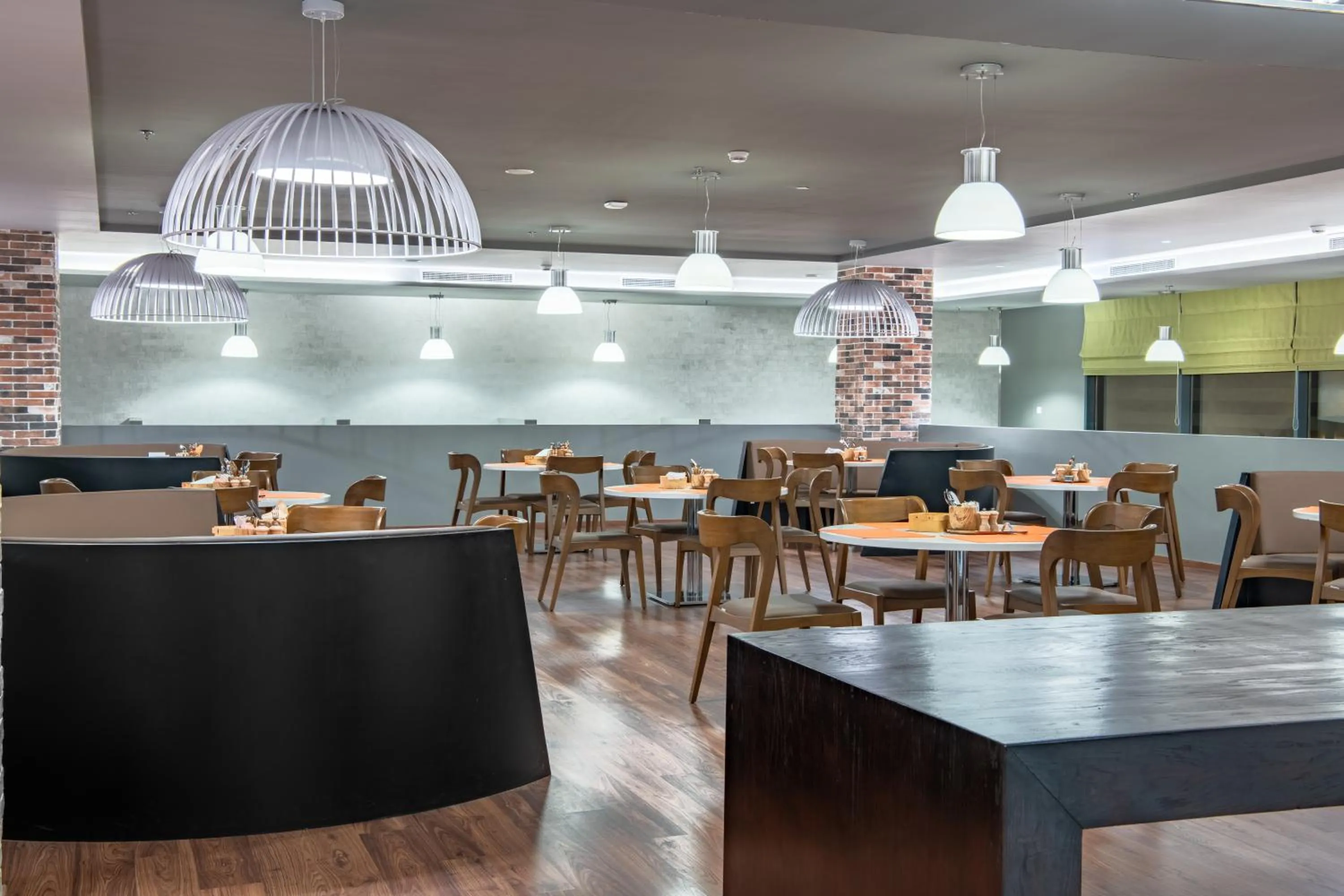 Restaurant/places to eat in Radisson Hotel & Apartments Dammam Industrial City