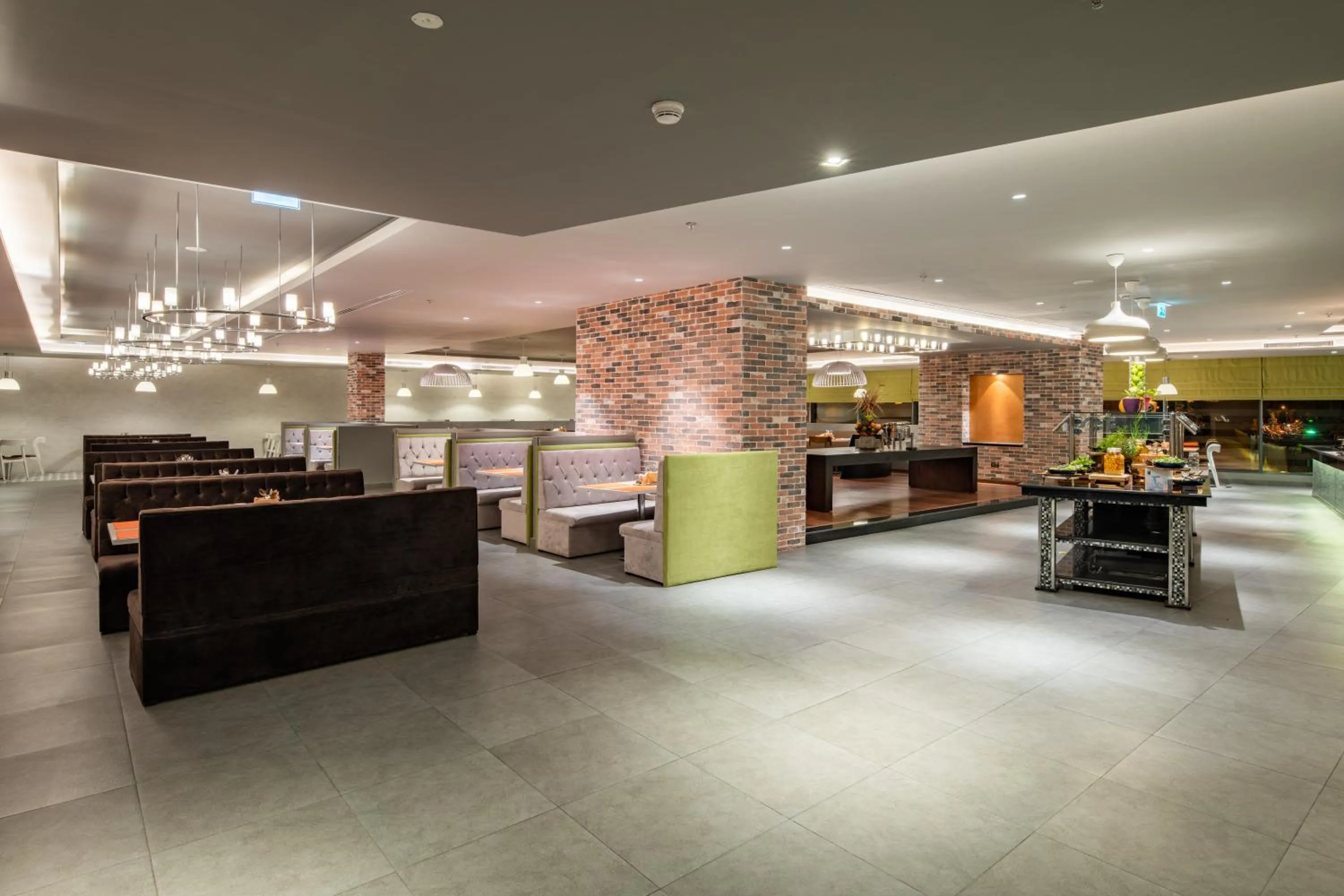 Restaurant/places to eat in Radisson Hotel & Apartments Dammam Industrial City