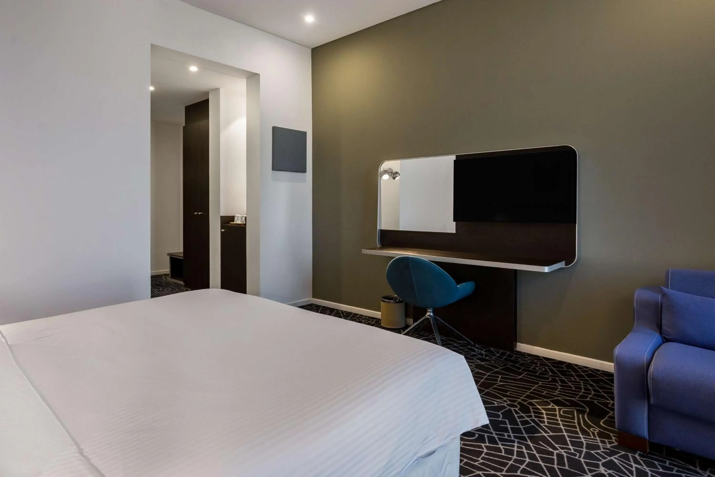 TV and multimedia, Bed in Radisson Hotel & Apartments Dammam Industrial City