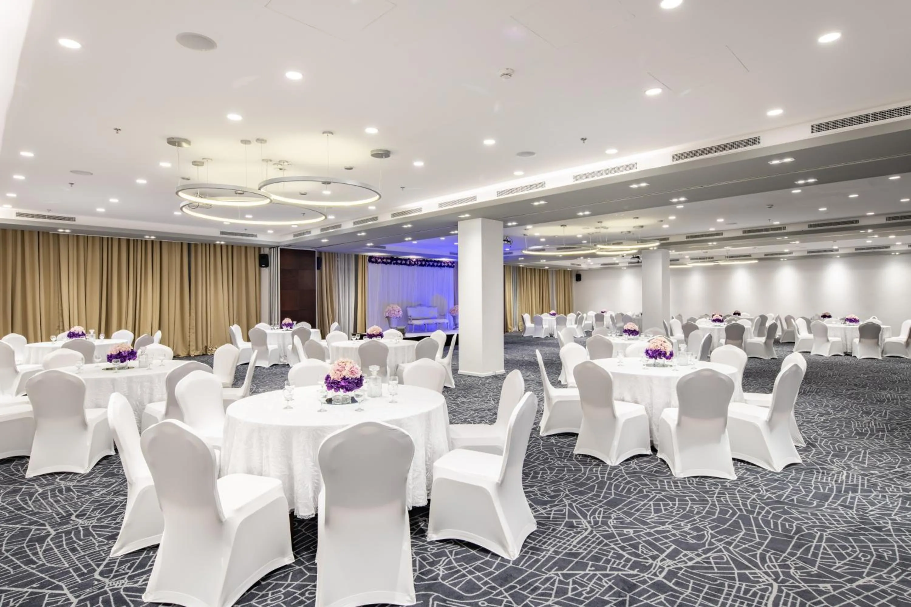 Banquet/Function facilities in Radisson Hotel & Apartments Dammam Industrial City