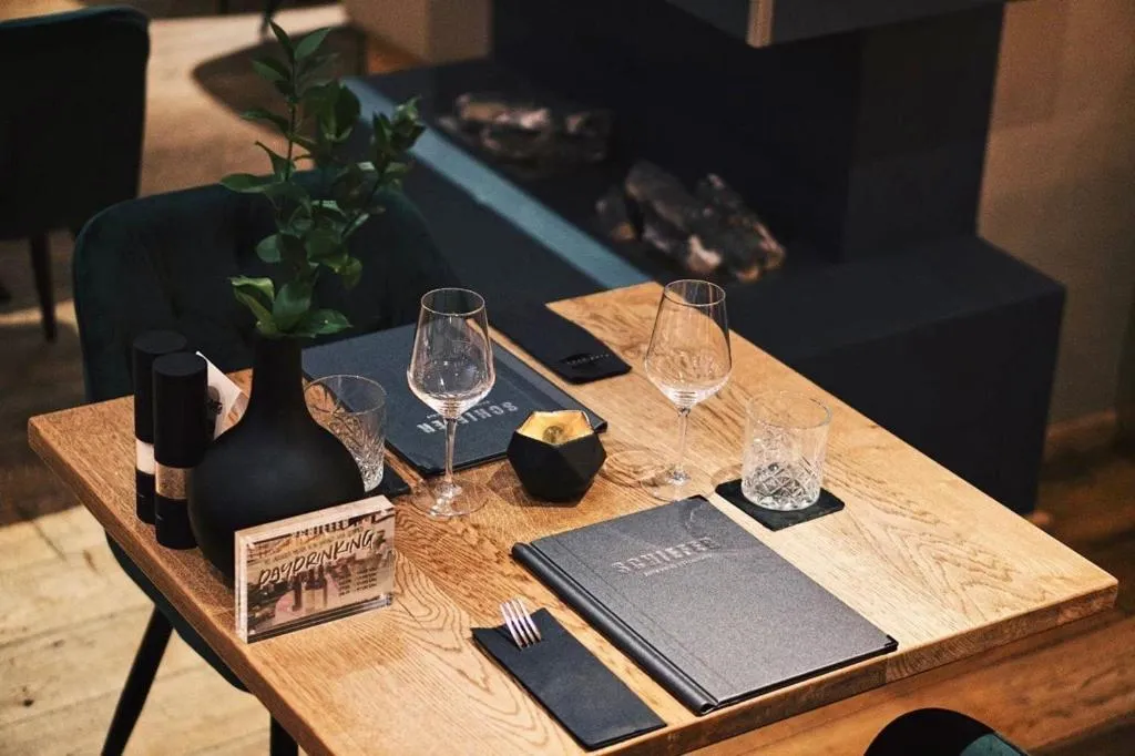 Restaurant/places to eat in Schiefer Suite Hotel & Apartments