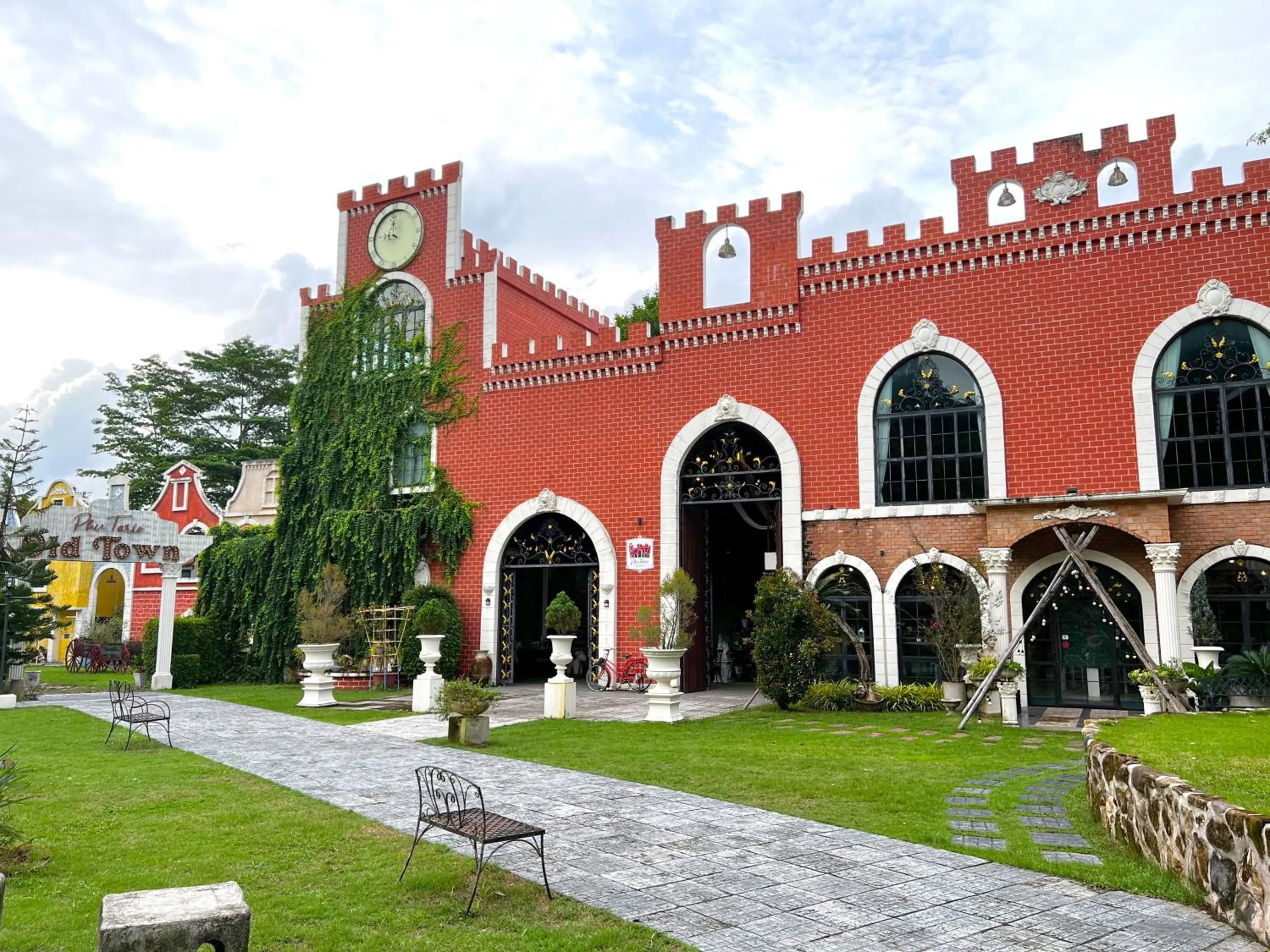 Restaurant/places to eat in Phuiyara Resort