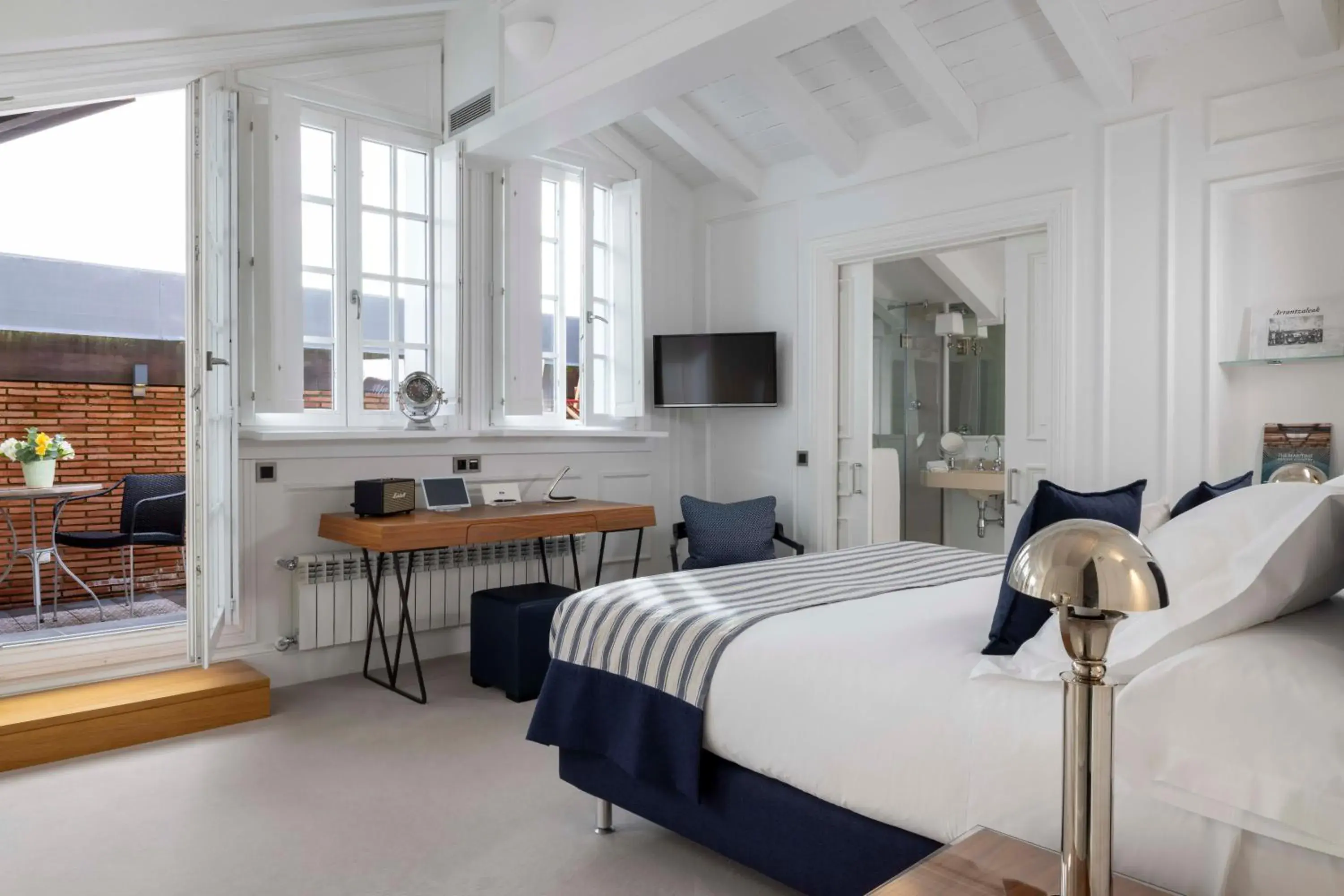 Deluxe Suite with Balcony in Villa Magalean Hotel & Spa Deluxe Suite with Balcony in Villa Magalean Hotel & Spa