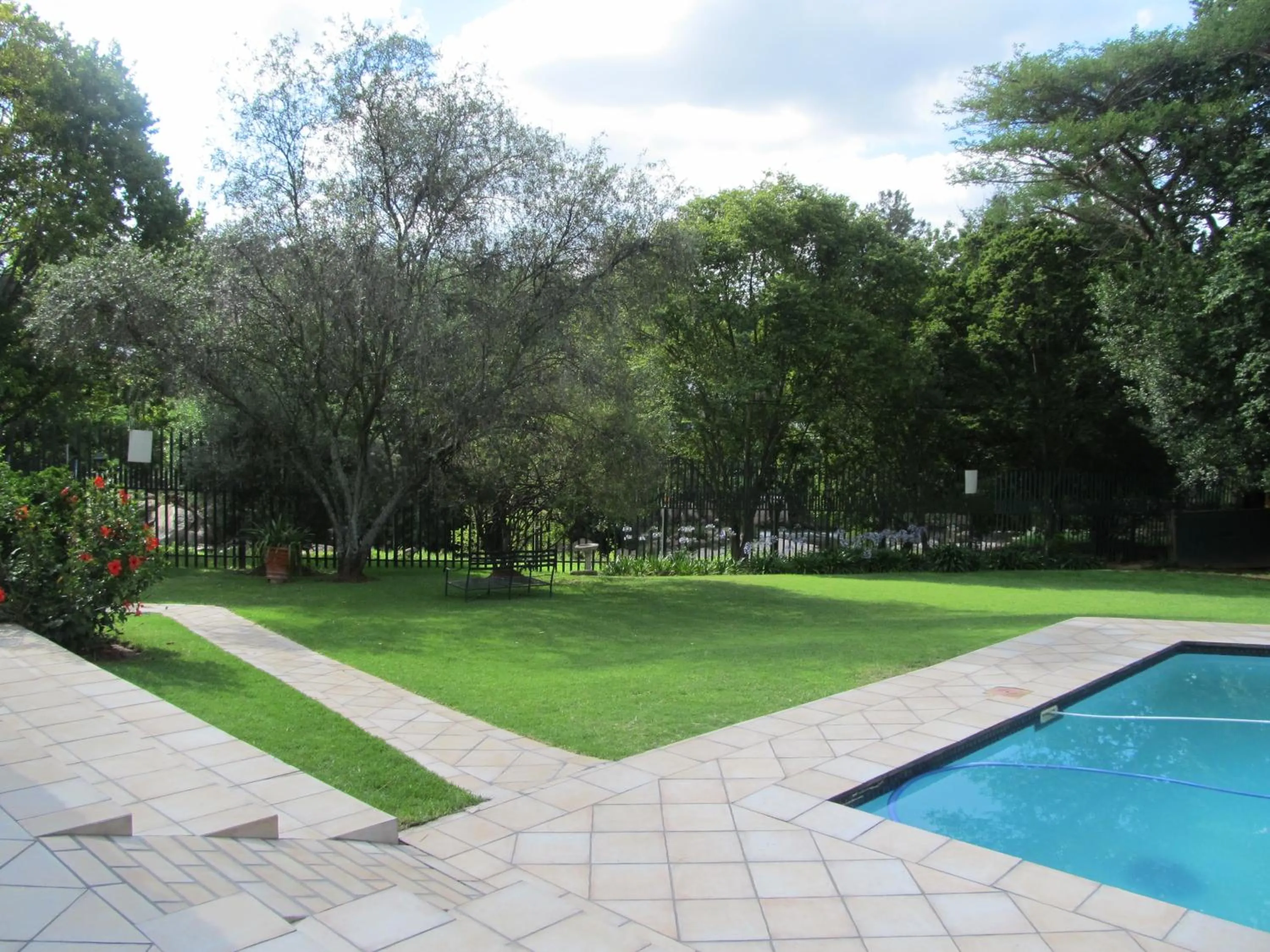 Garden view in Thatchfoord Lodge