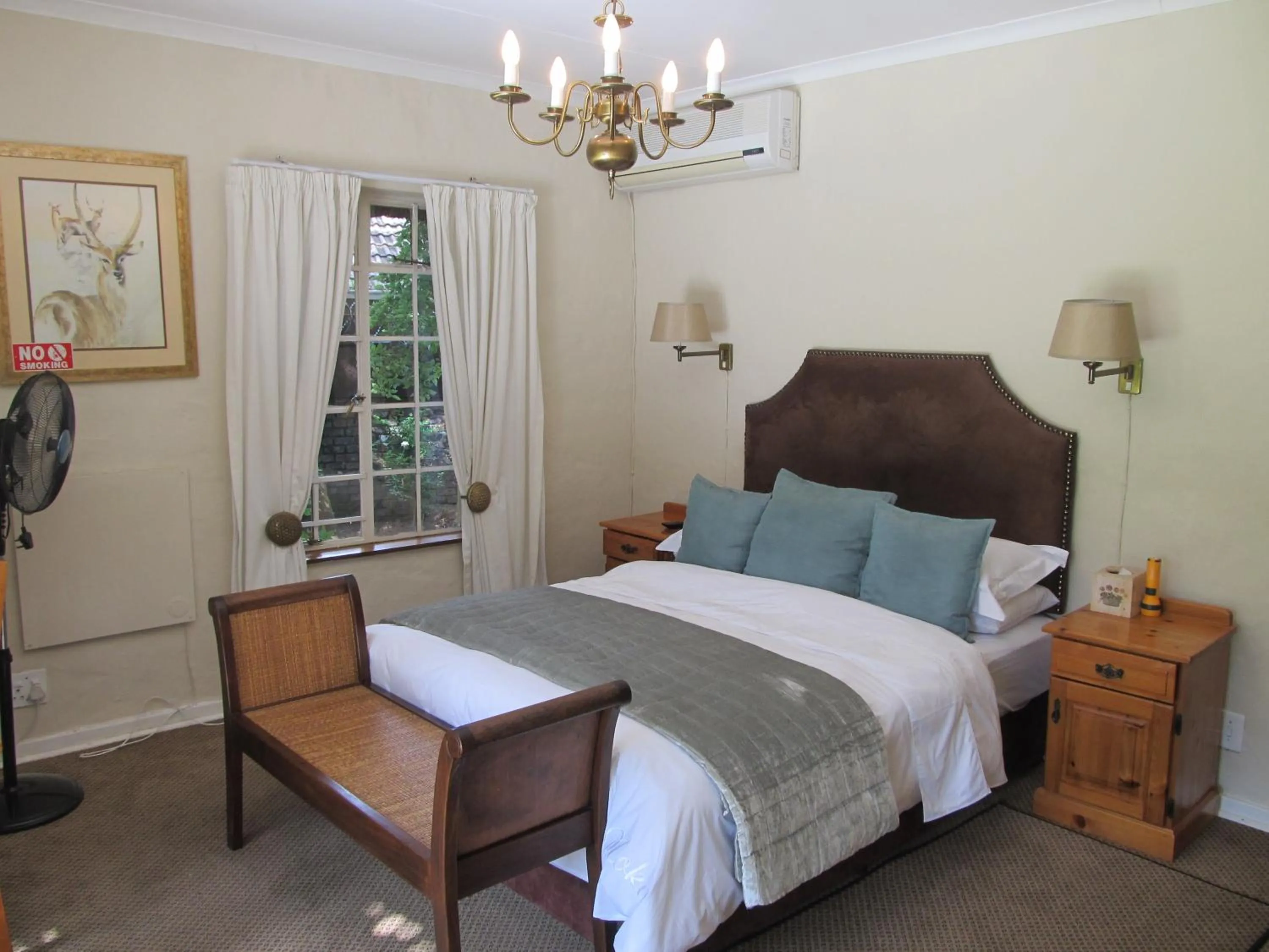 Photo of the whole room, Bed in Thatchfoord Lodge
