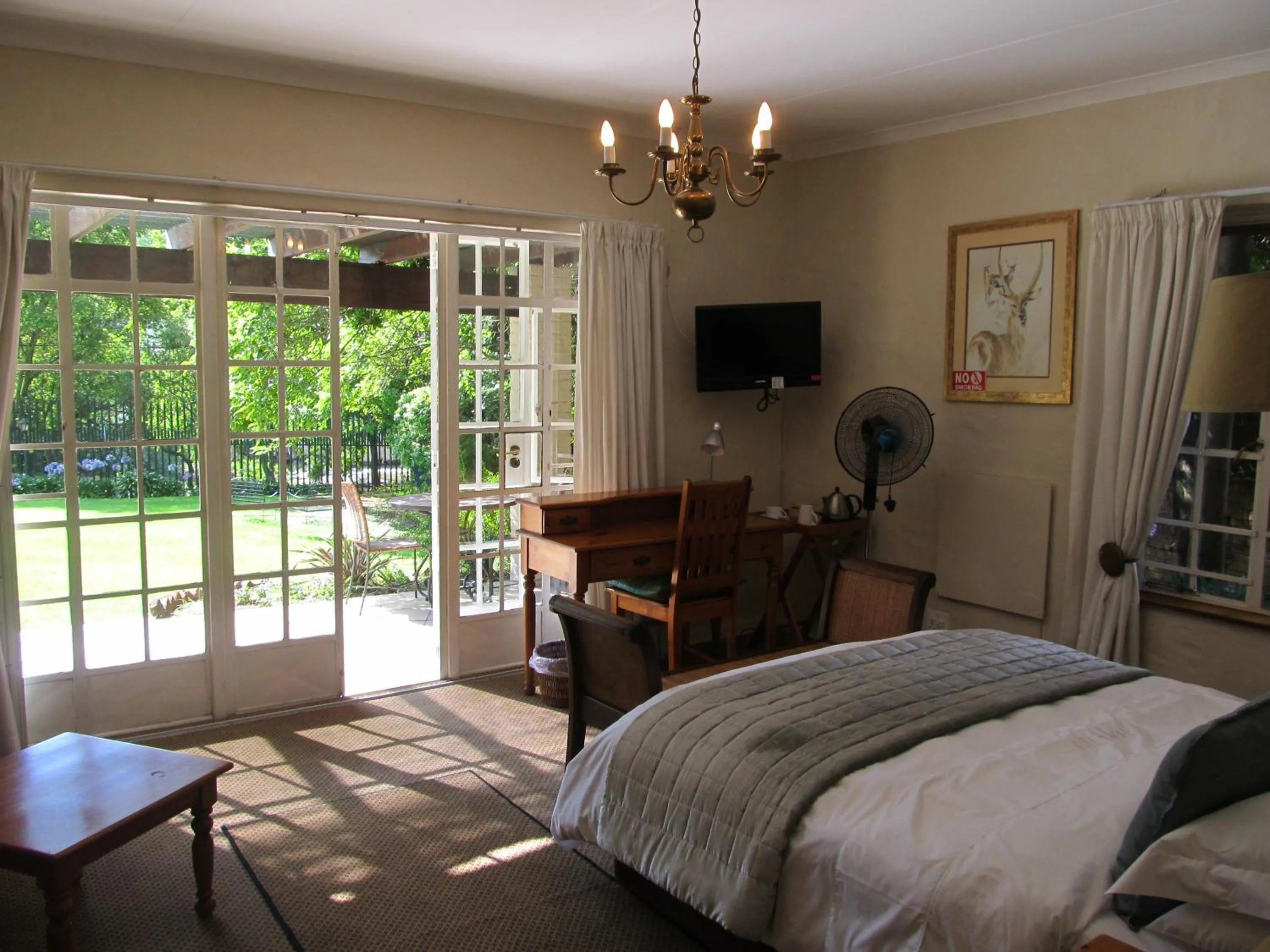 Photo of the whole room, Bed in Thatchfoord Lodge