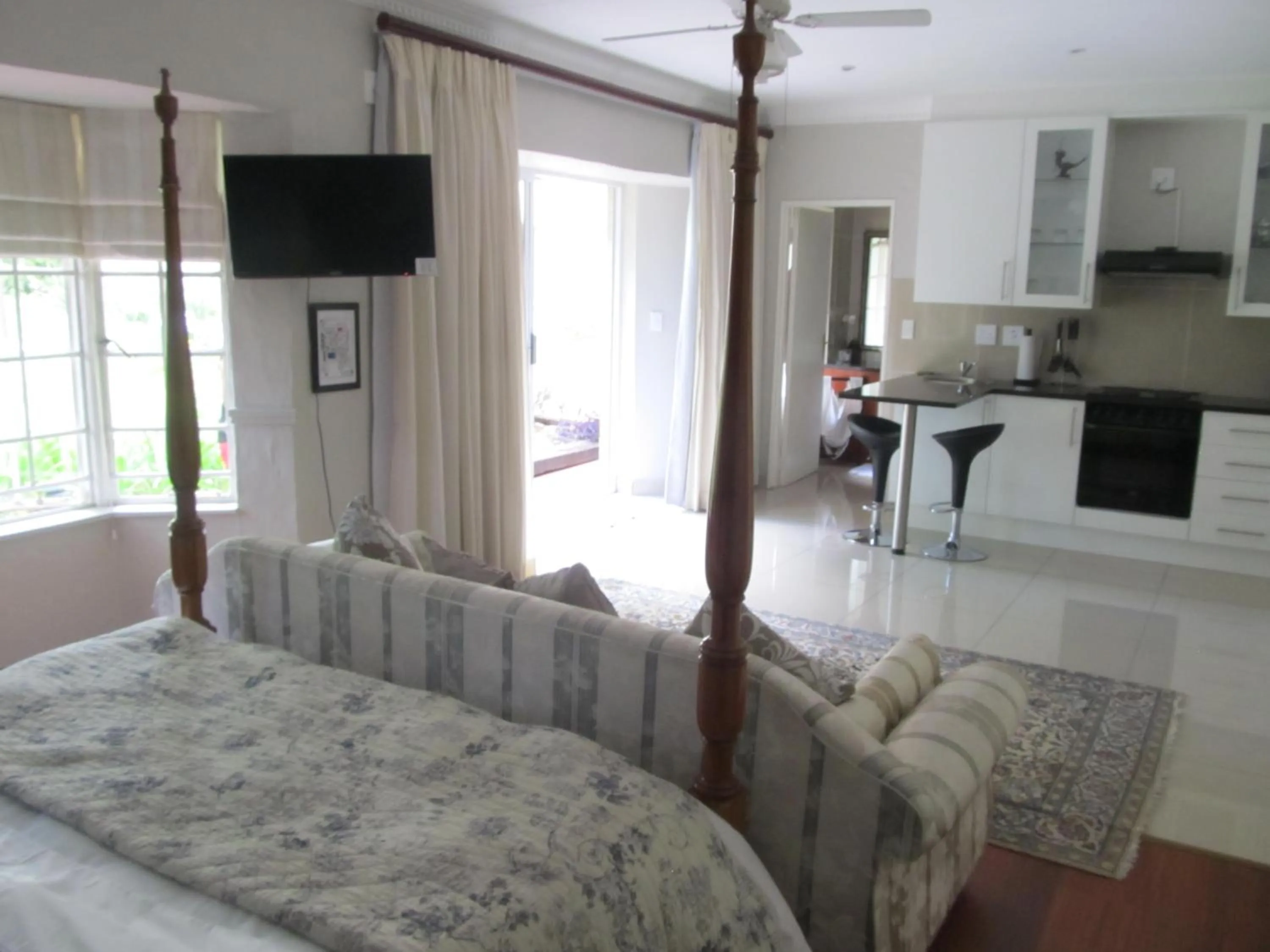 Photo of the whole room, Bed in Thatchfoord Lodge