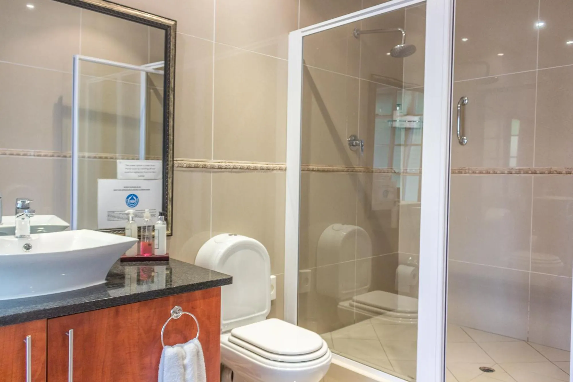 Bathroom in Thatchfoord Lodge