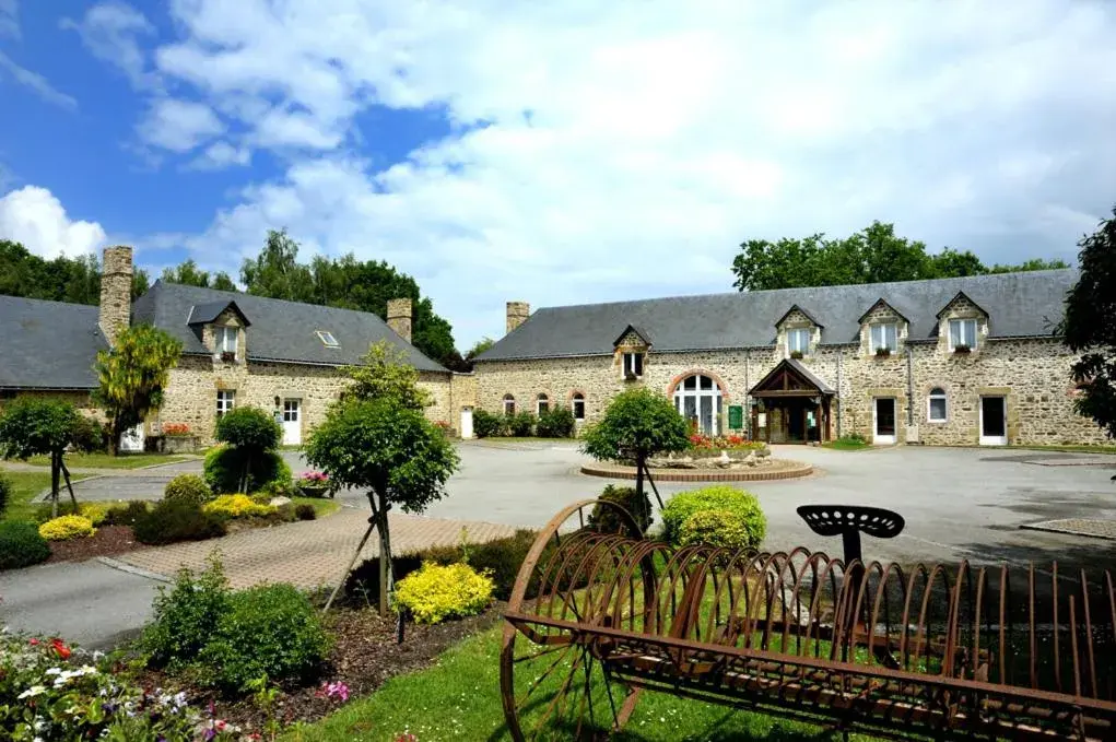 Property building in Logis Hôtel Restaurant Relais Du Gué De Selle Property building in Logis Hôtel Restaurant Relais Du Gué De Selle
