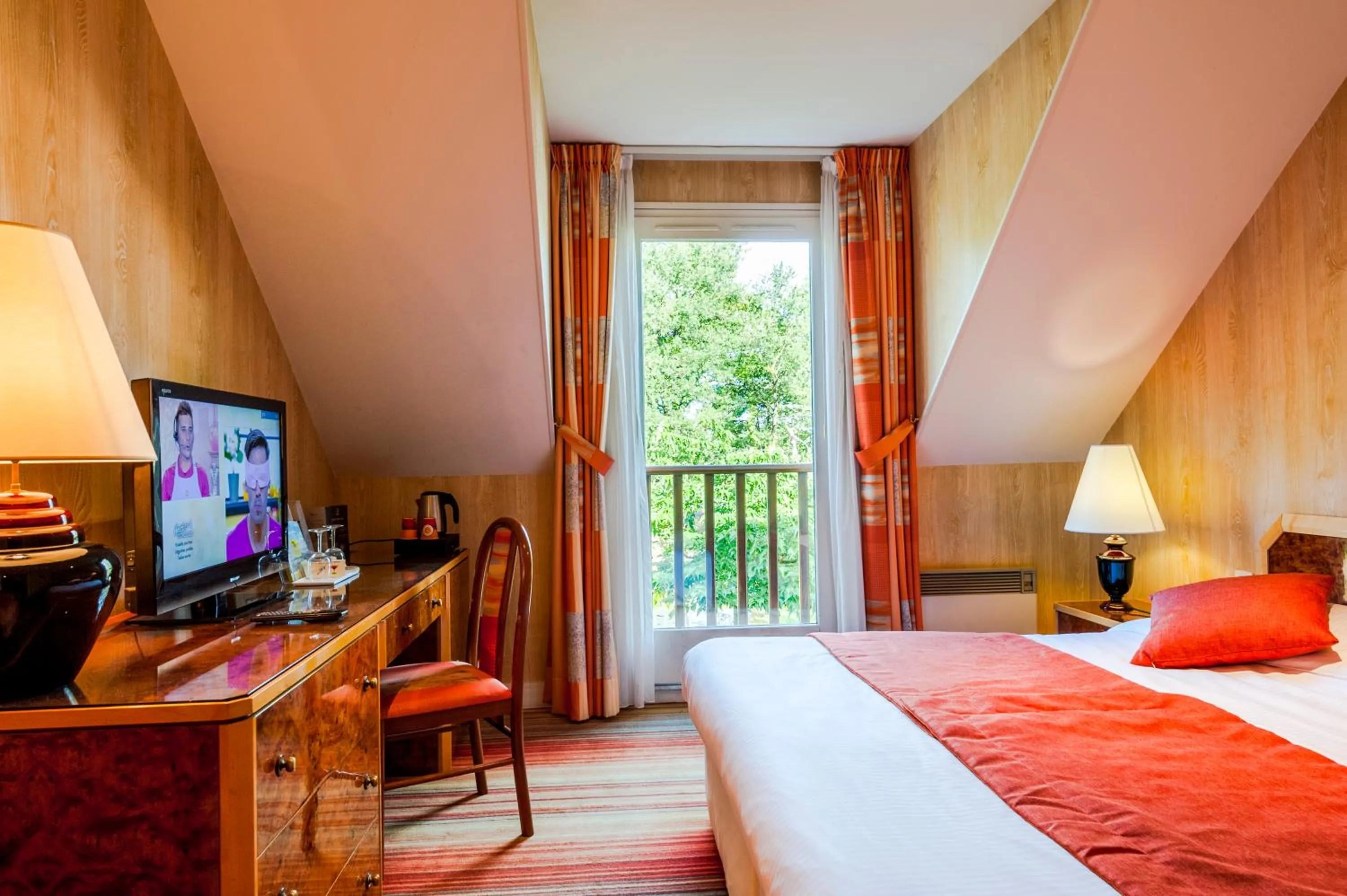 Bed in Logis Hôtel Restaurant Relais Du Gué De Selle