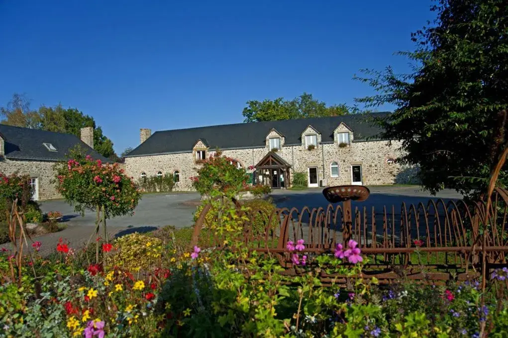 Facade/entrance in Logis Hôtel Restaurant Relais Du Gué De Selle Facade/entrance in Logis Hôtel Restaurant Relais Du Gué De Selle