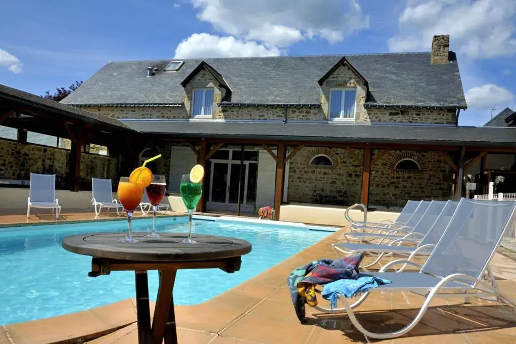 Swimming pool in Logis Hôtel Restaurant Relais Du Gué De Selle Swimming pool in Logis Hôtel Restaurant Relais Du Gué De Selle