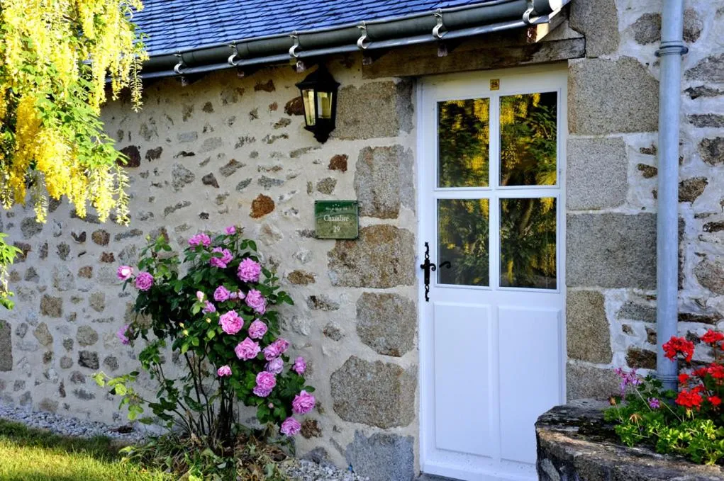 Property building in Logis Hôtel Restaurant Relais Du Gué De Selle