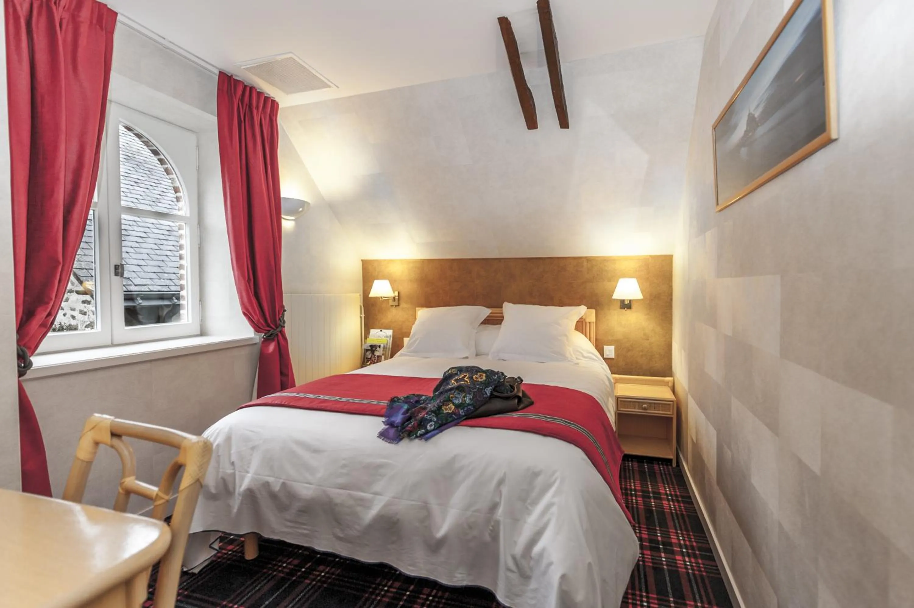 Bed in Logis Hôtel Restaurant Relais Du Gué De Selle