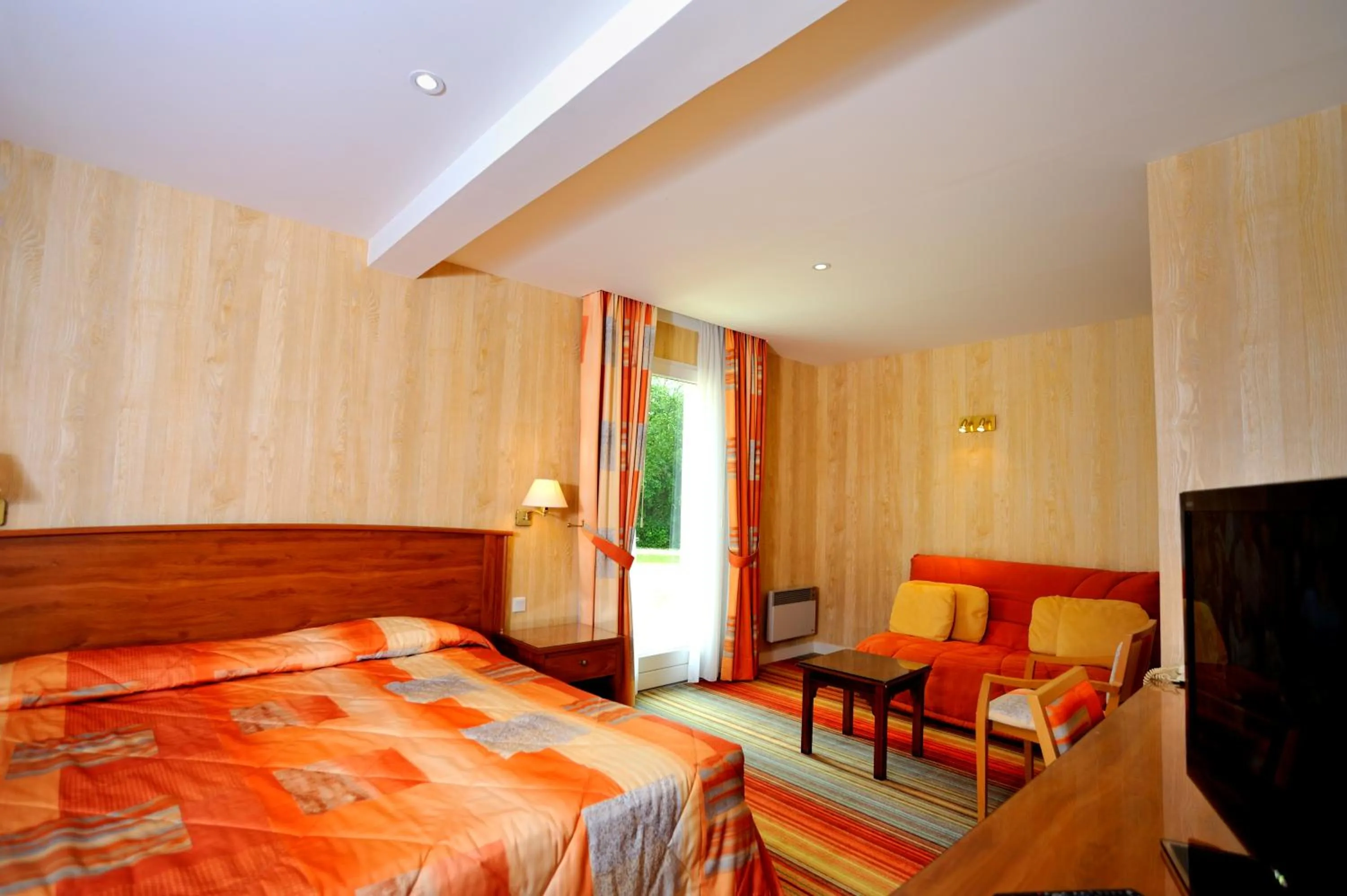 Bed in Logis Hôtel Restaurant Relais Du Gué De Selle