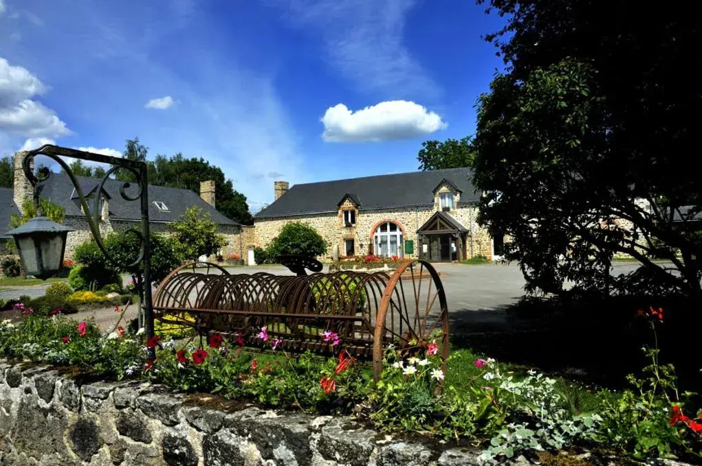 Property building in Logis Hôtel Restaurant Relais Du Gué De Selle Property building in Logis Hôtel Restaurant Relais Du Gué De Selle