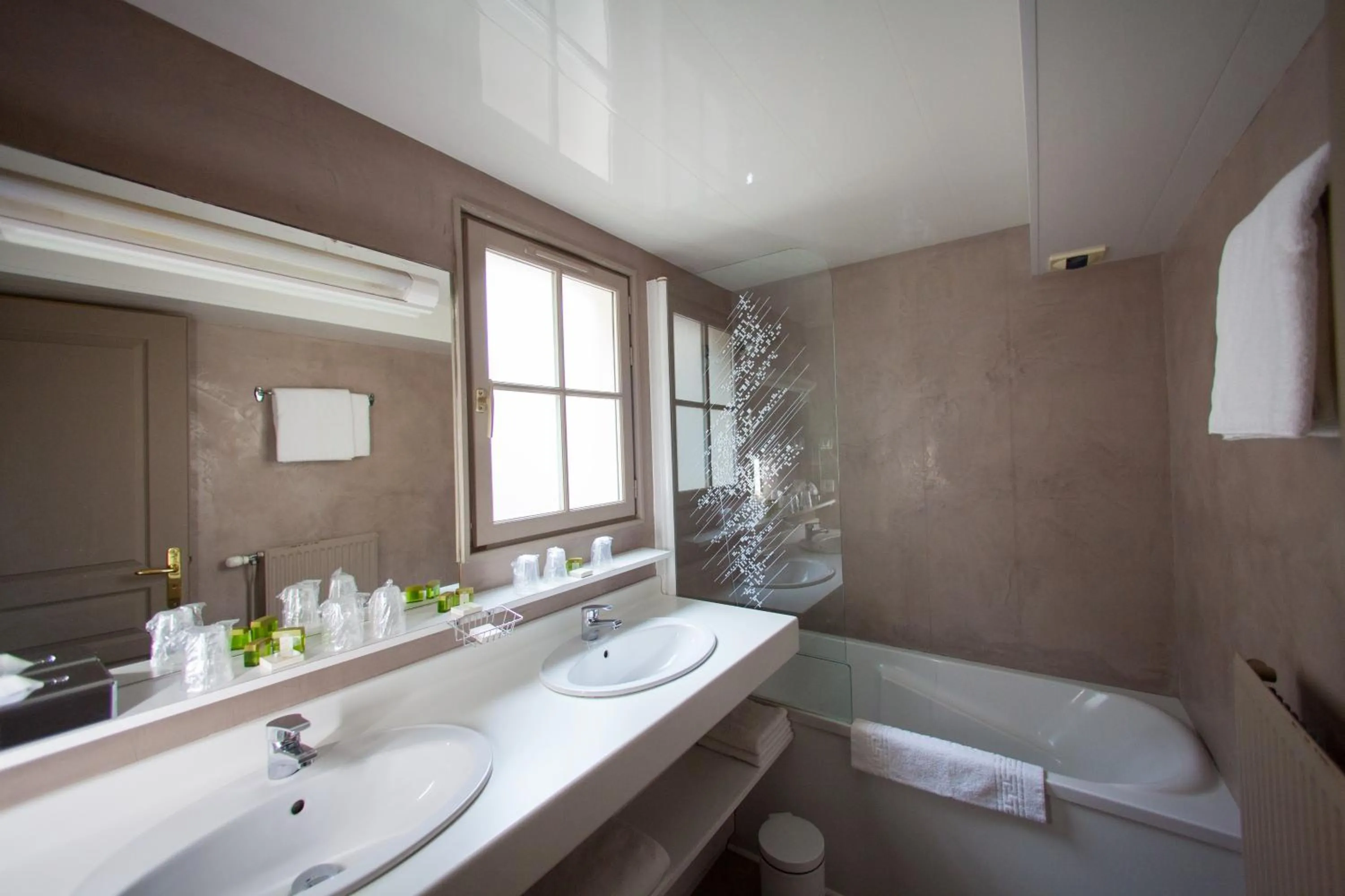 Family Room (5 Adults) - Annex in Logis Hôtel Le Cheval Blanc