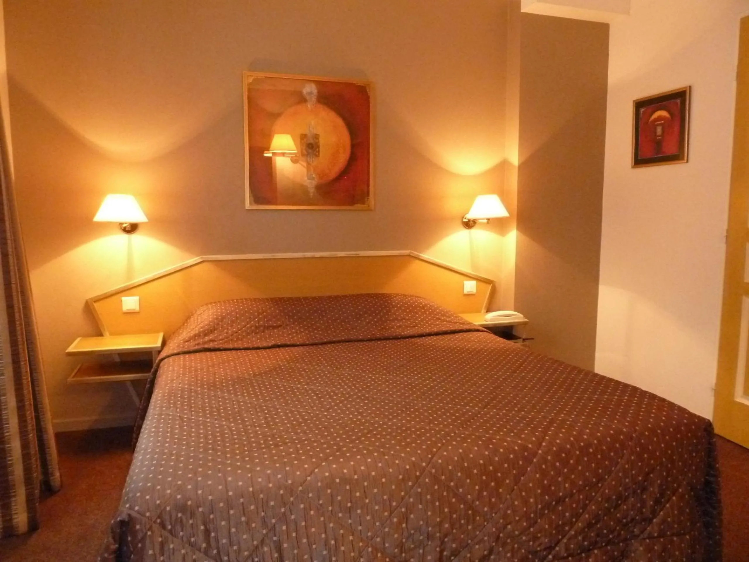 Standard Double Room in the Annex Building in Logis Hôtel Le Cheval Blanc