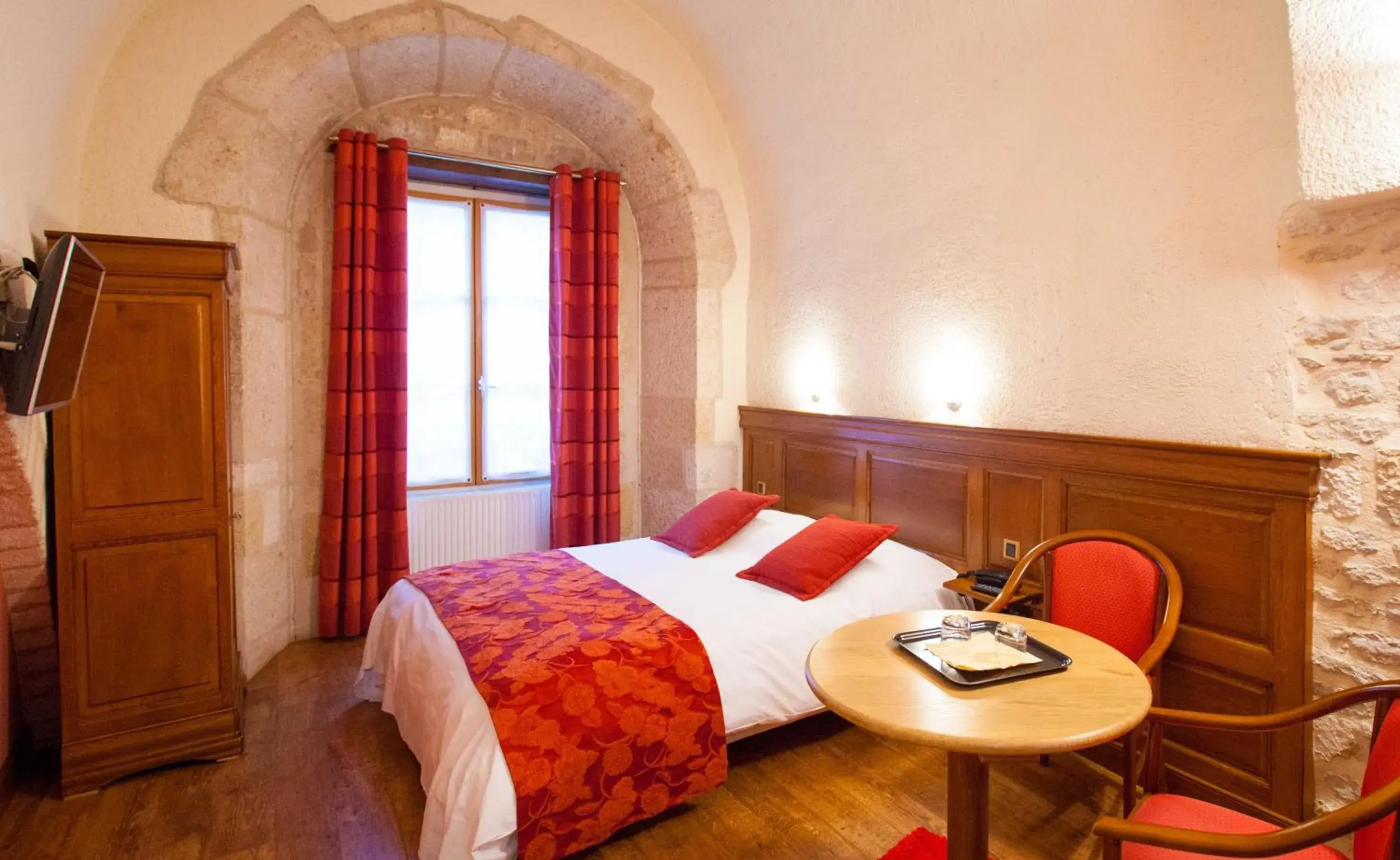Superior Double Room in Logis Hôtel Le Cheval Blanc Superior Double Room in Logis Hôtel Le Cheval Blanc