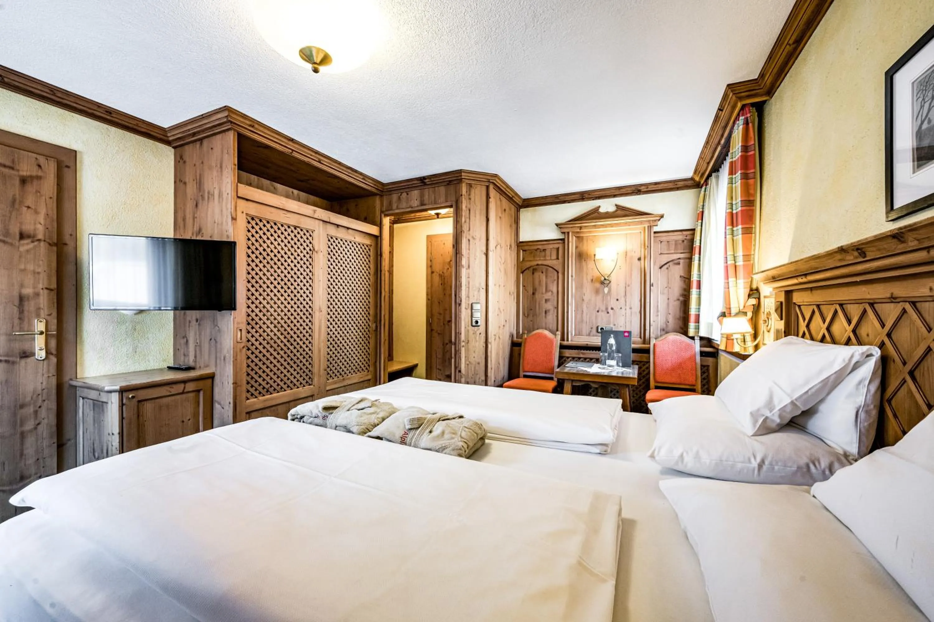 Photo of the whole room, Bed in Hotel Alpina Sölden - Adults Only