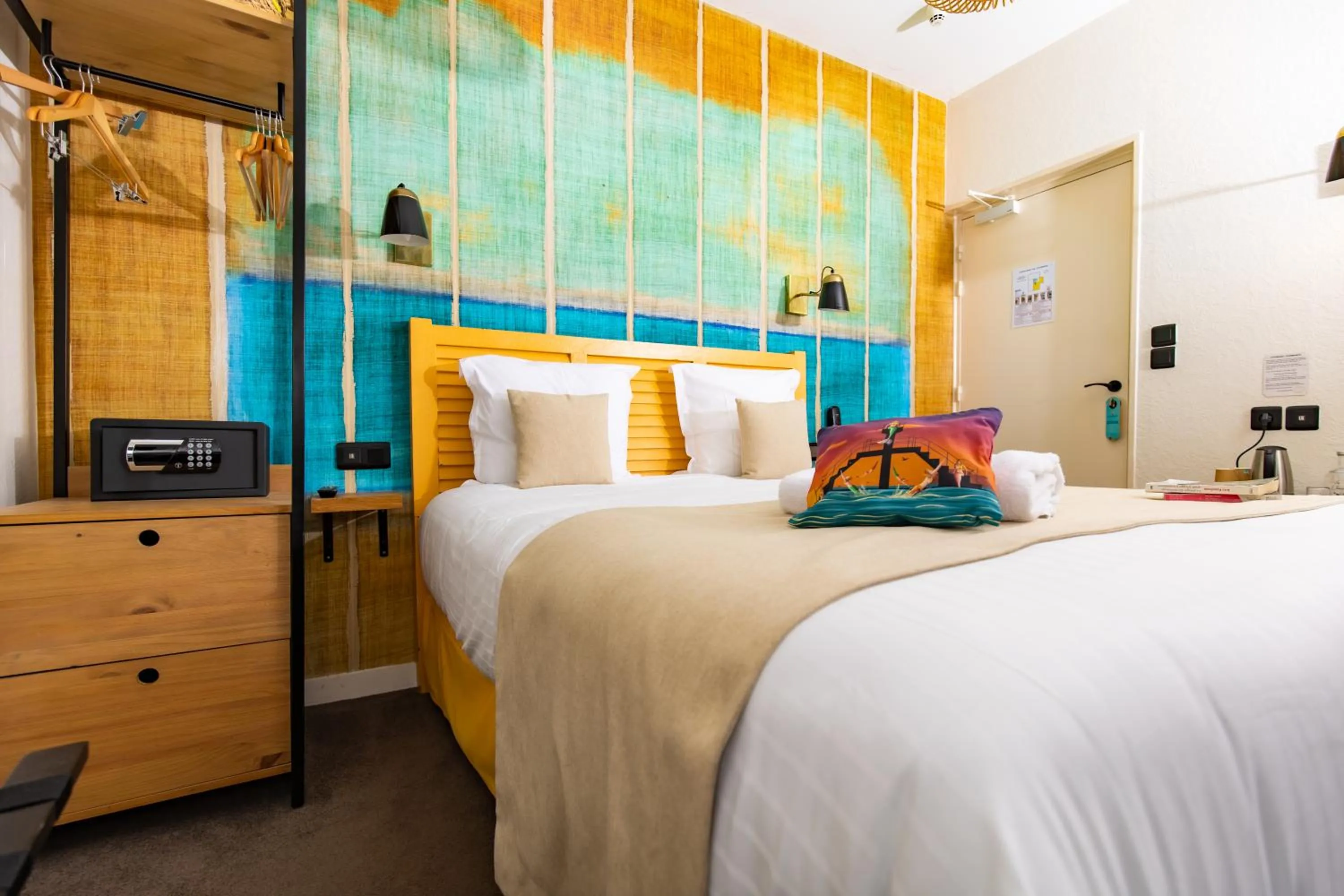 Bedroom, Bed in Hôtel Les Charmettes - Saint Malo