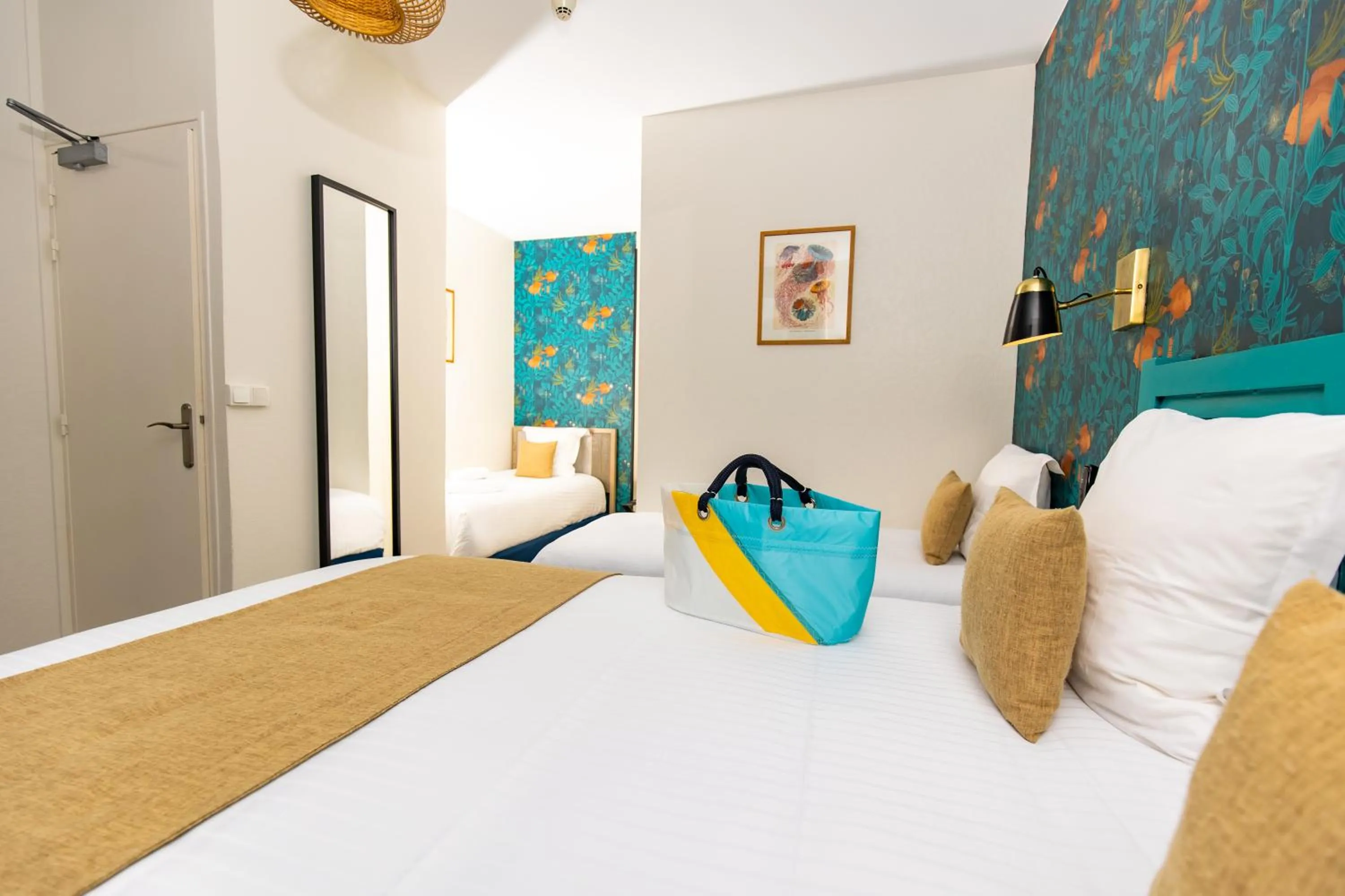 Bedroom, Bed in Hôtel Les Charmettes - Saint Malo