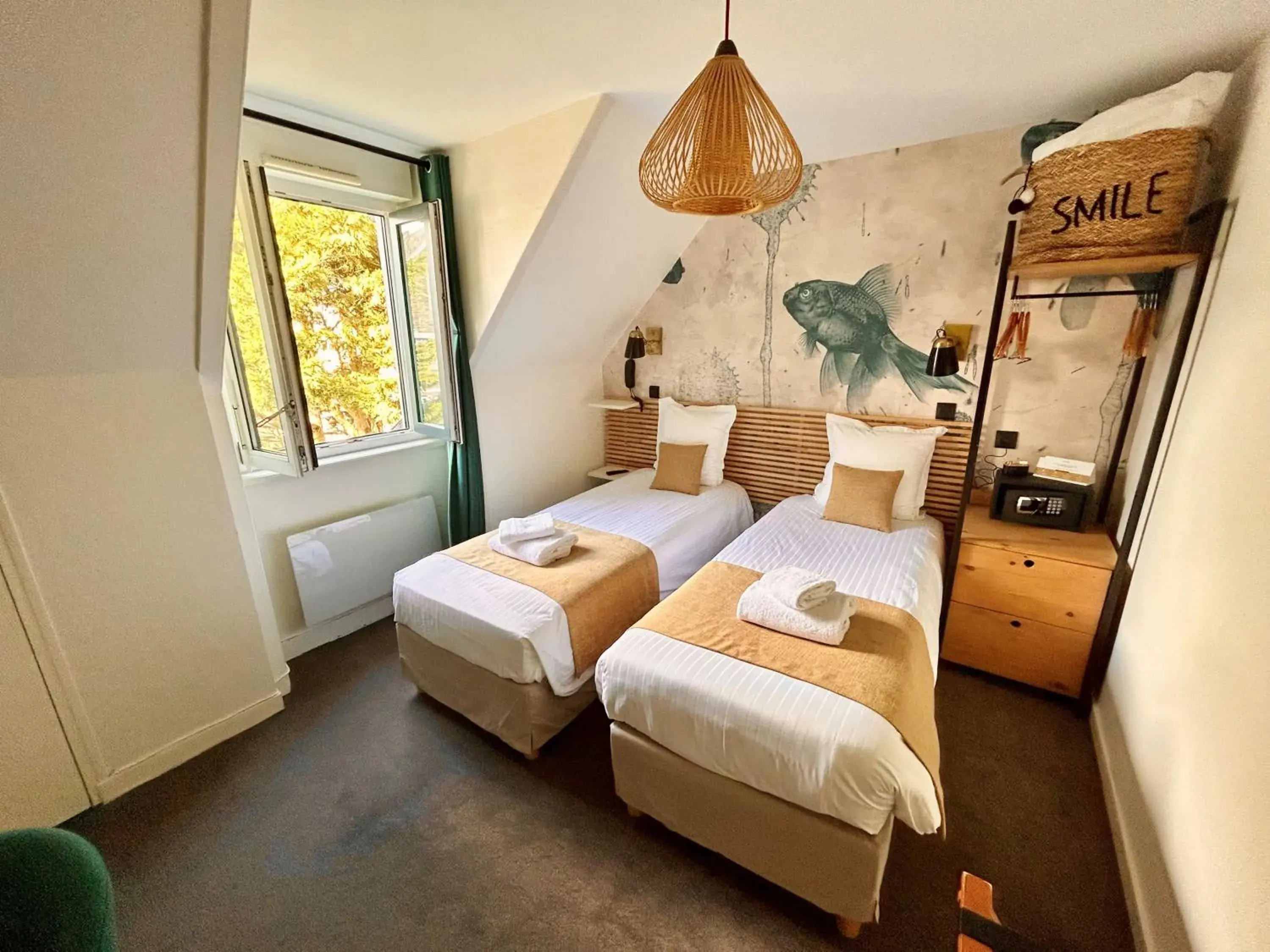 Attic Twin Room with Courtyard View in Hôtel Les Charmettes - Saint Malo Attic Twin Room with Courtyard View in Hôtel Les Charmettes - Saint Malo