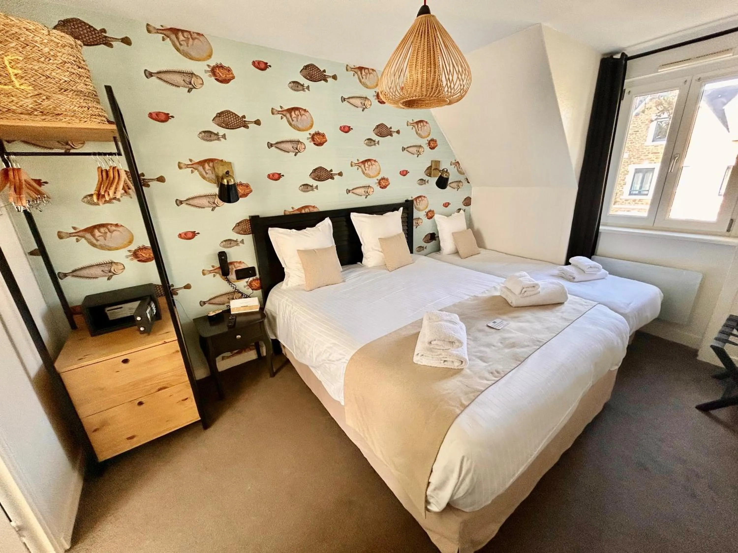 Bathroom, Bed in Hôtel Les Charmettes - Saint Malo