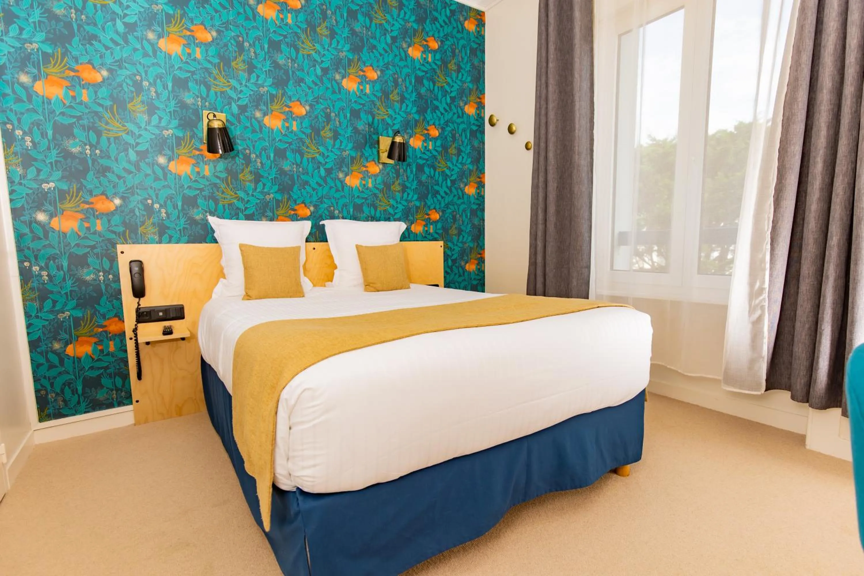 Bed in Hôtel Les Charmettes - Saint Malo