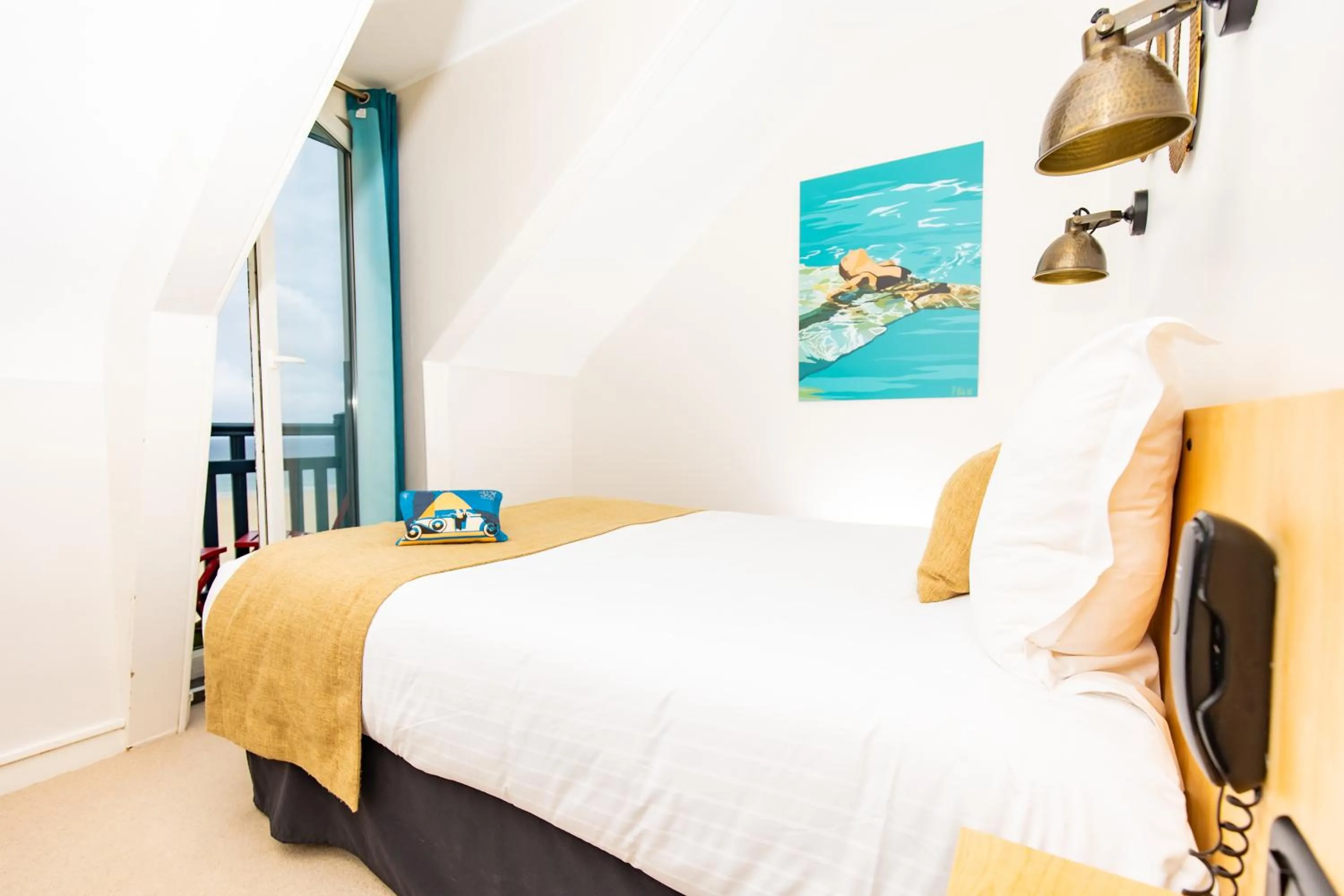 Bedroom, Bed in Hôtel Les Charmettes - Saint Malo