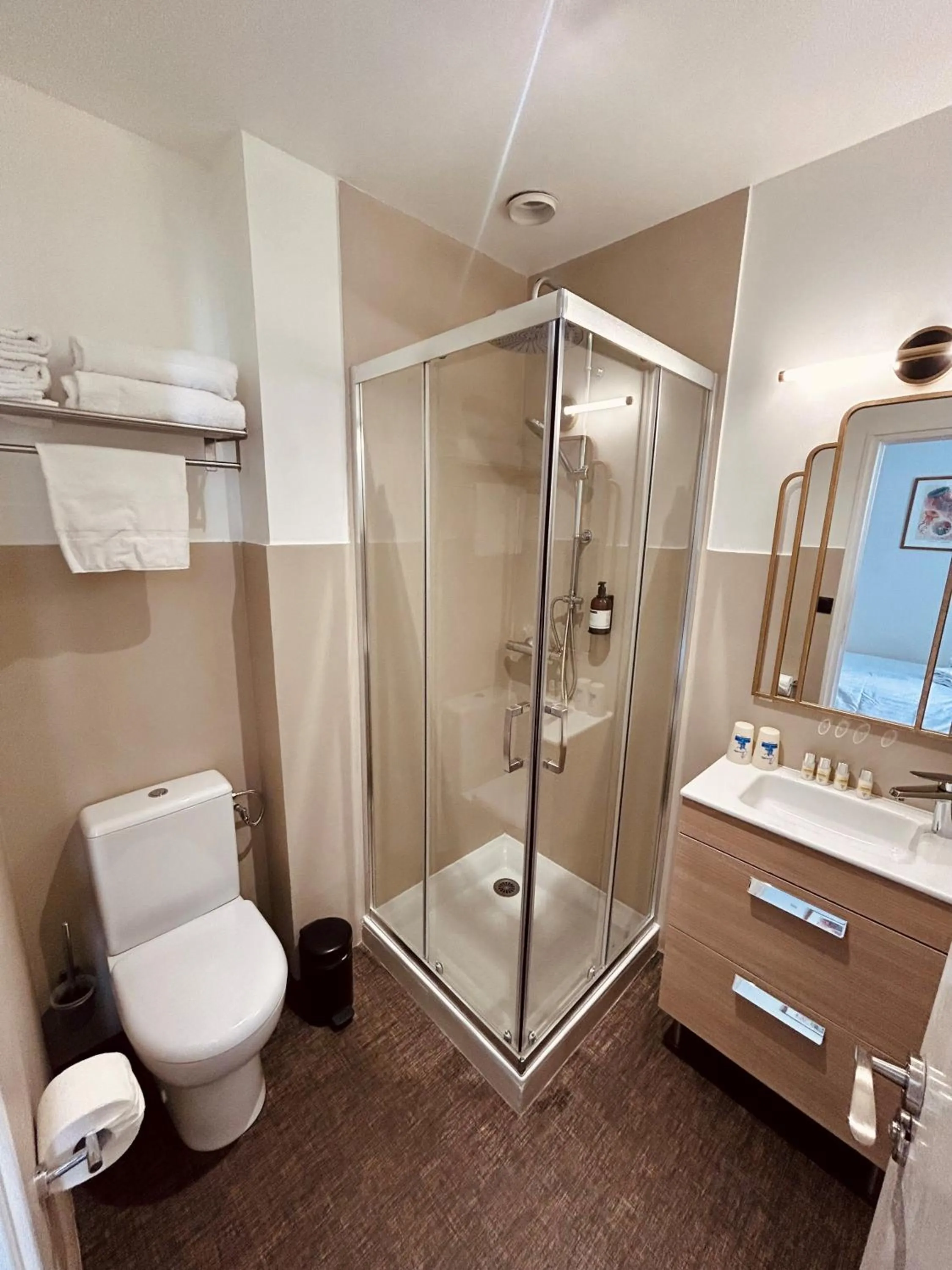 Bathroom in Hôtel Les Charmettes - Saint Malo