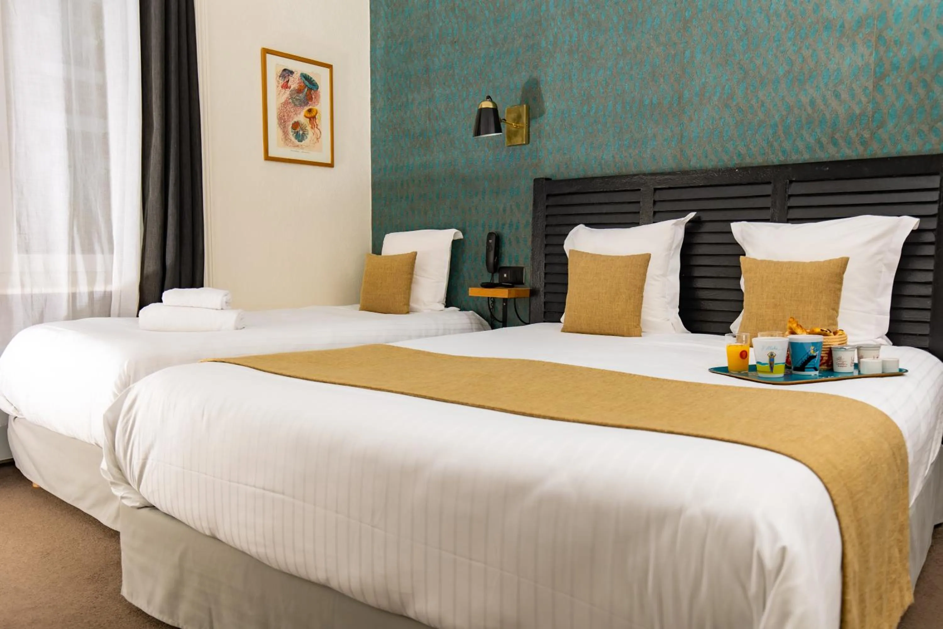 Bedroom, Bed in Hôtel Les Charmettes - Saint Malo