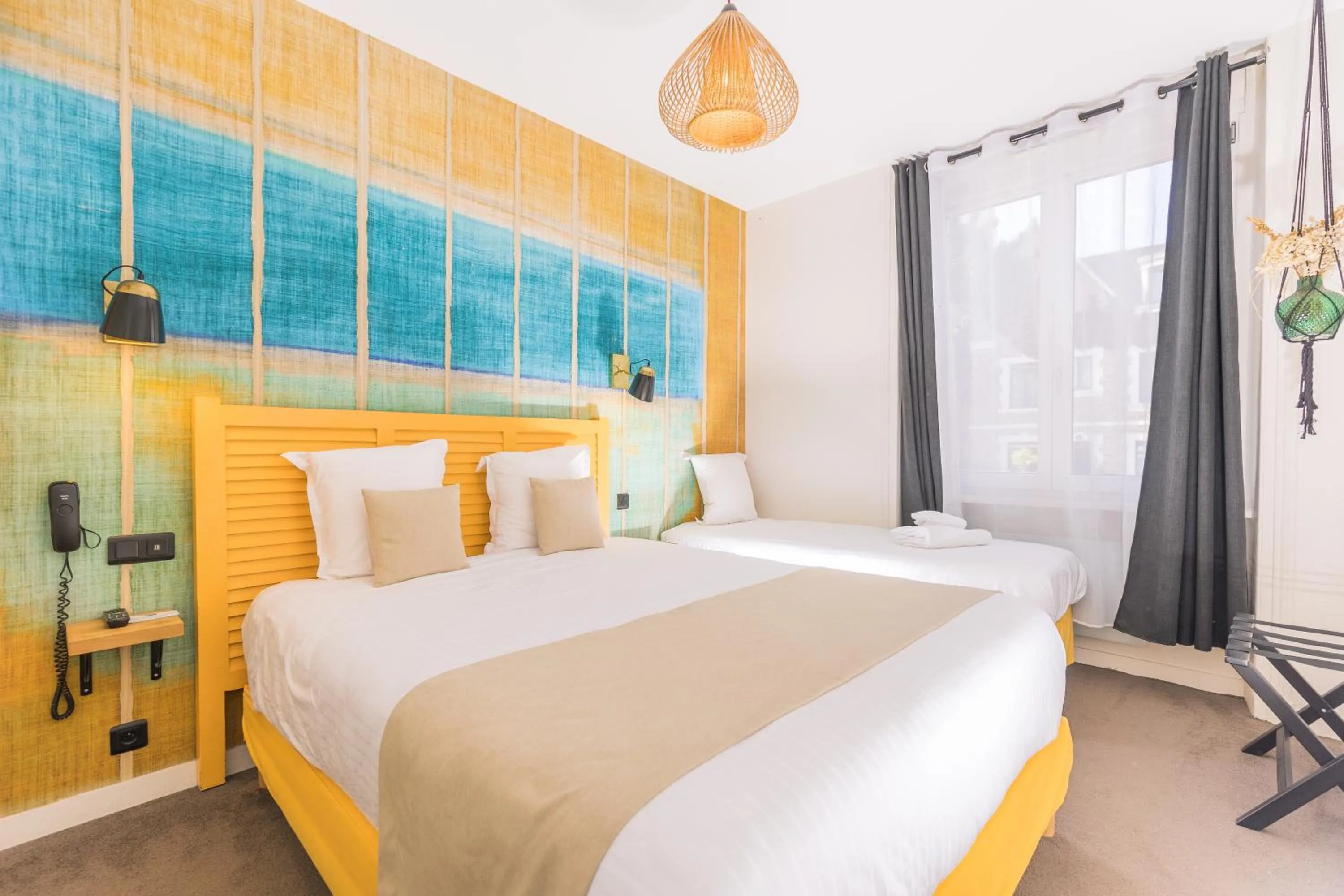 Bedroom, Bed in Hôtel Les Charmettes - Saint Malo