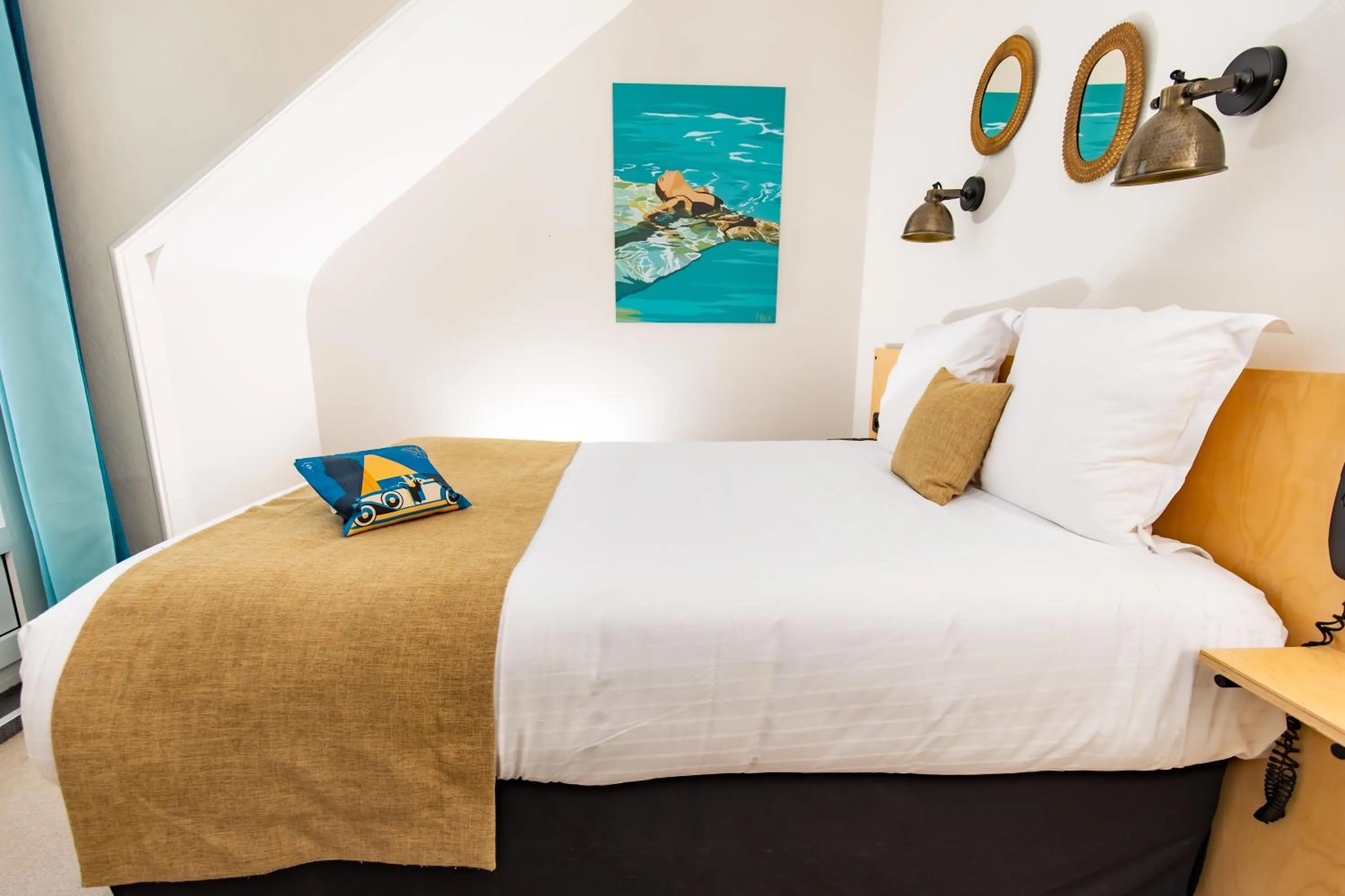 Bedroom, Bed in Hôtel Les Charmettes - Saint Malo