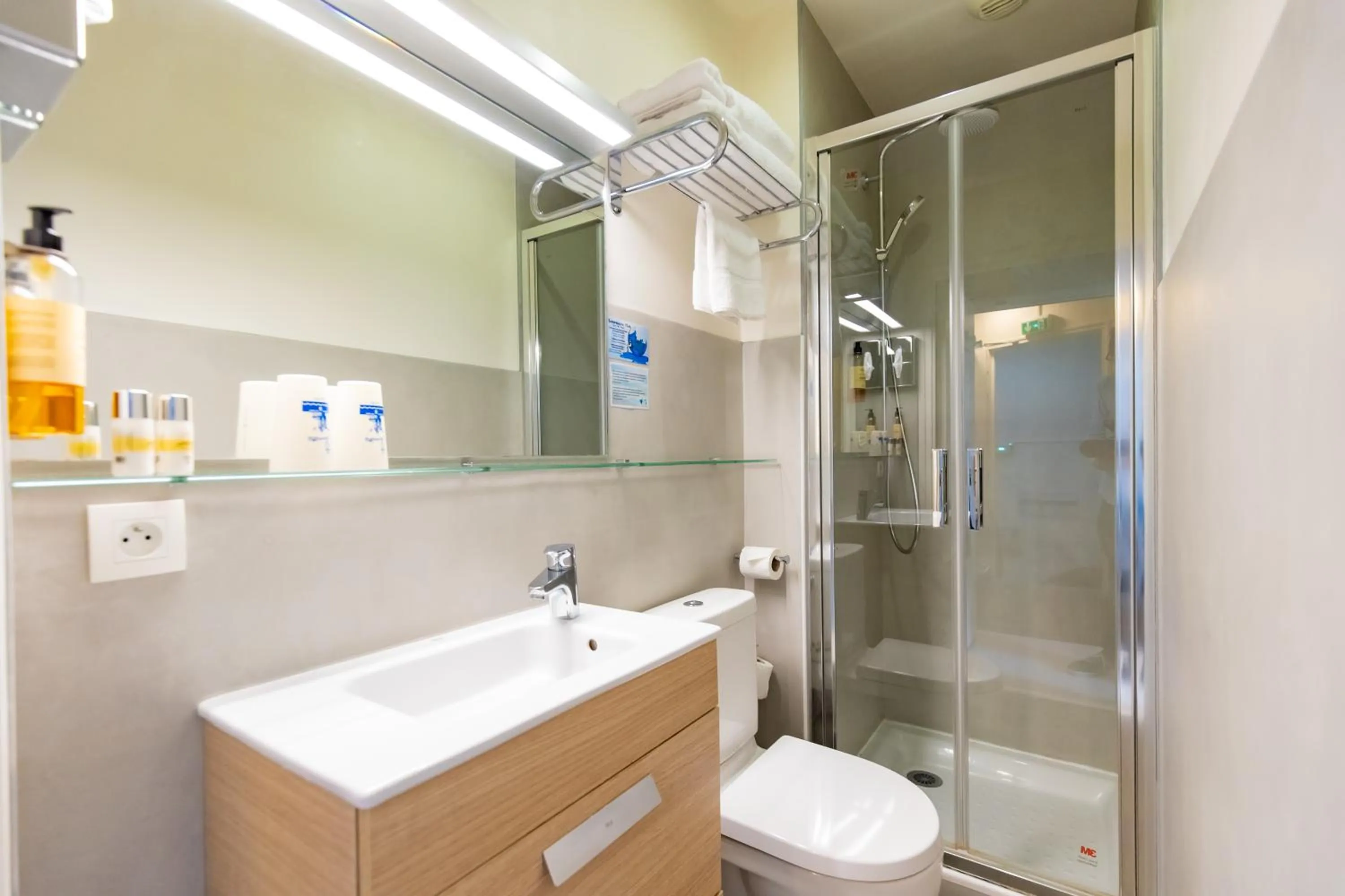 Bathroom in Hôtel Les Charmettes - Saint Malo