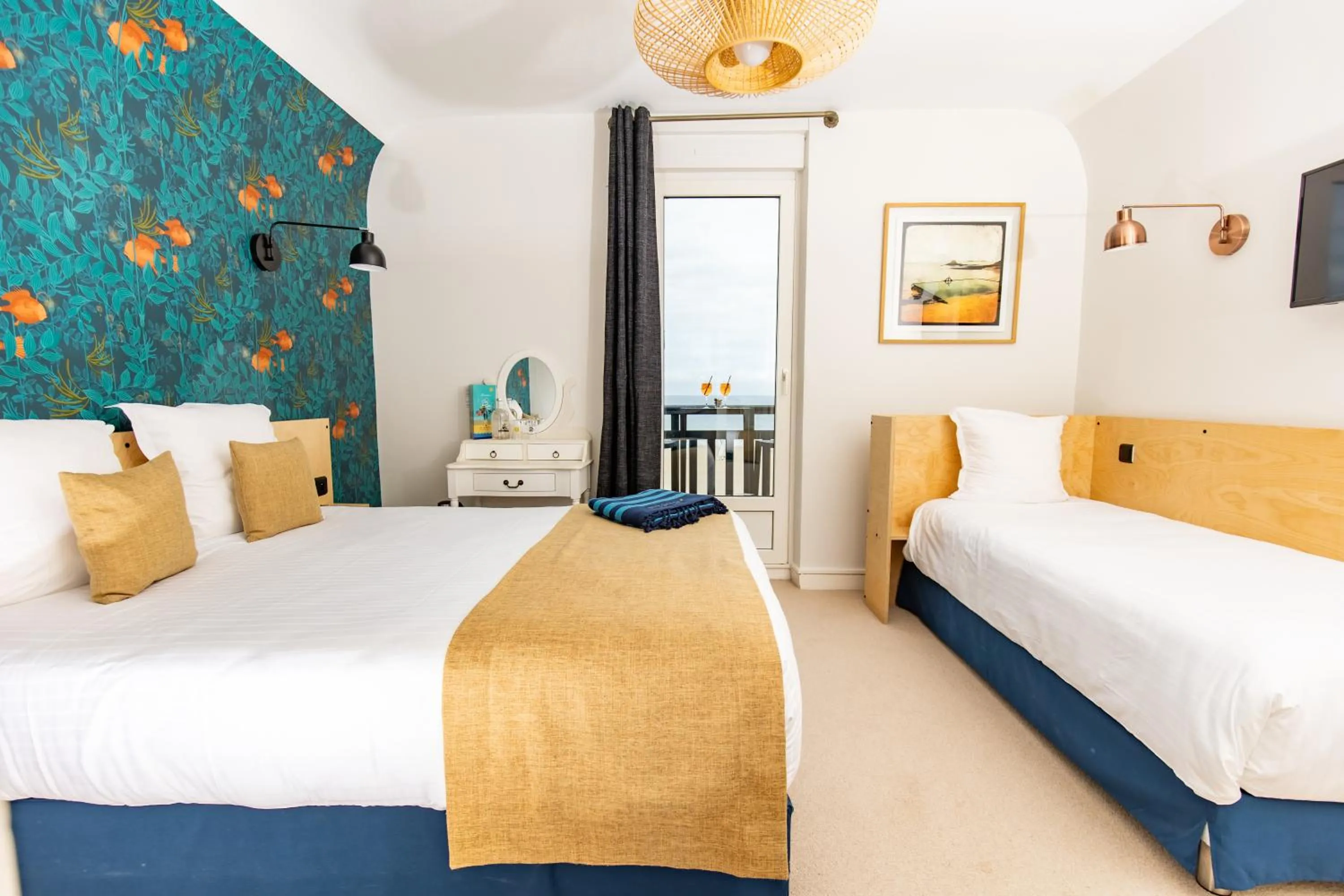 Bedroom, Bed in Hôtel Les Charmettes - Saint Malo