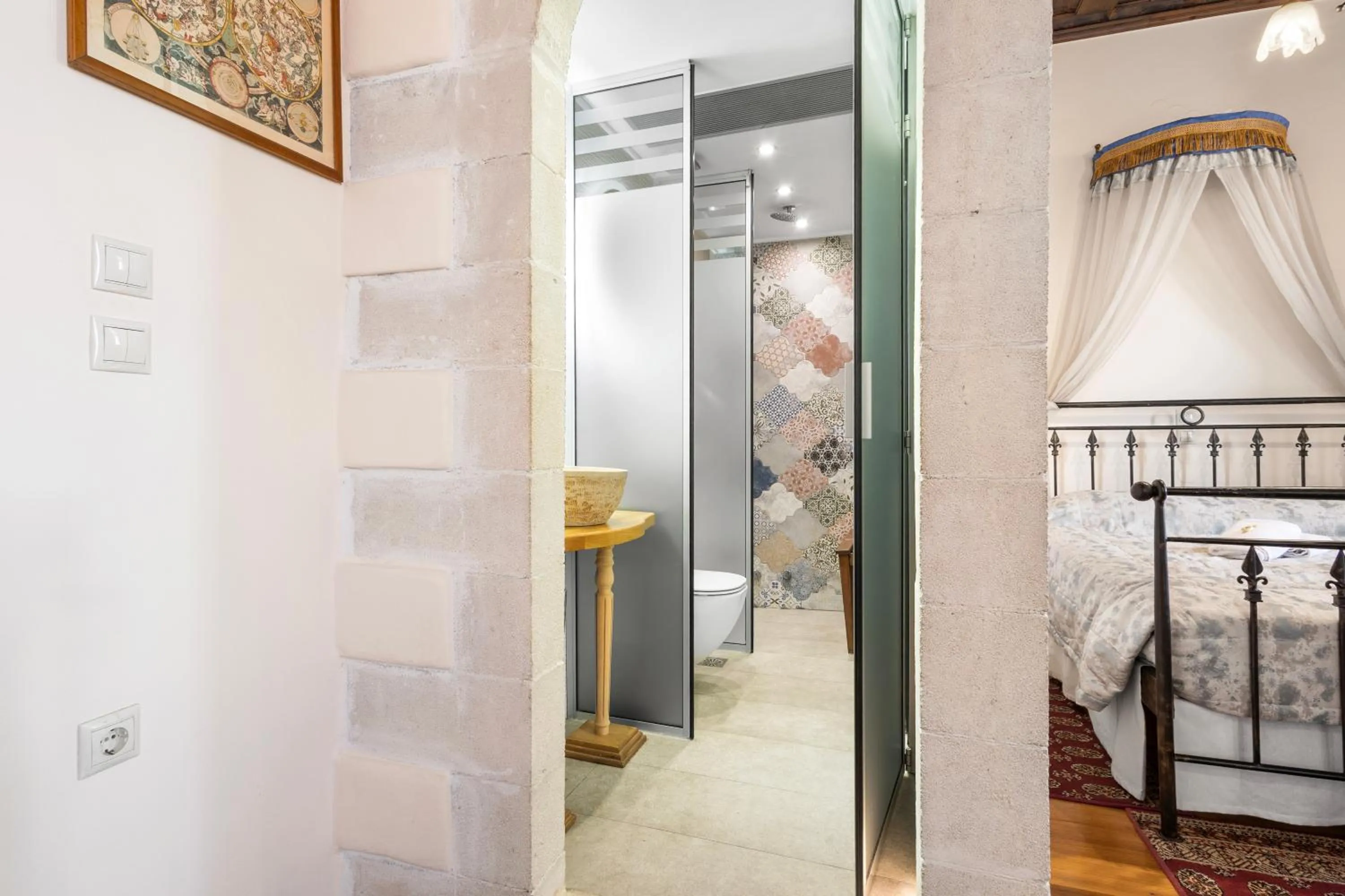 Bathroom, Bed in Belmondo Hotel