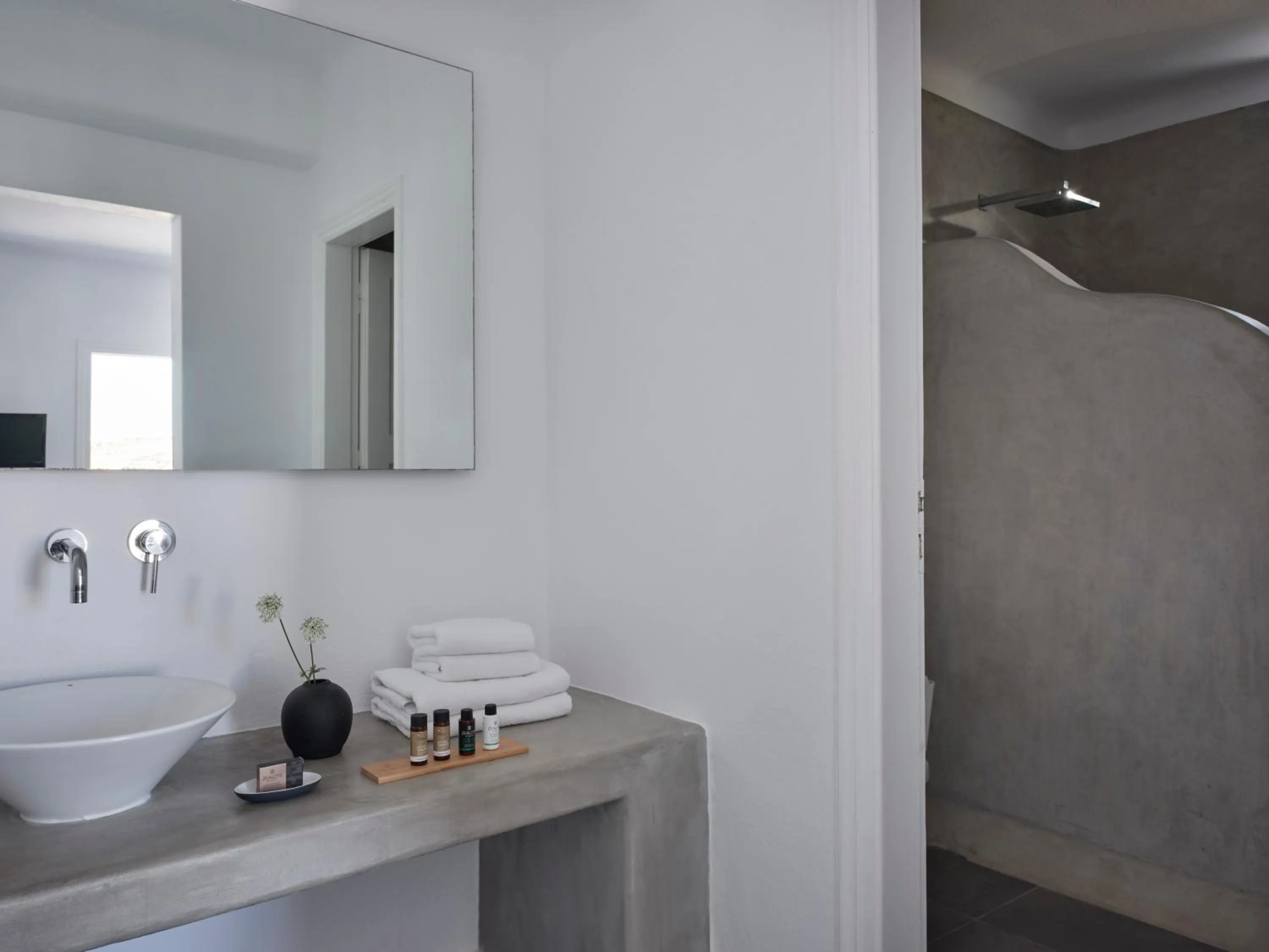 Shower in Pietra e Mare - Mykonos Moments