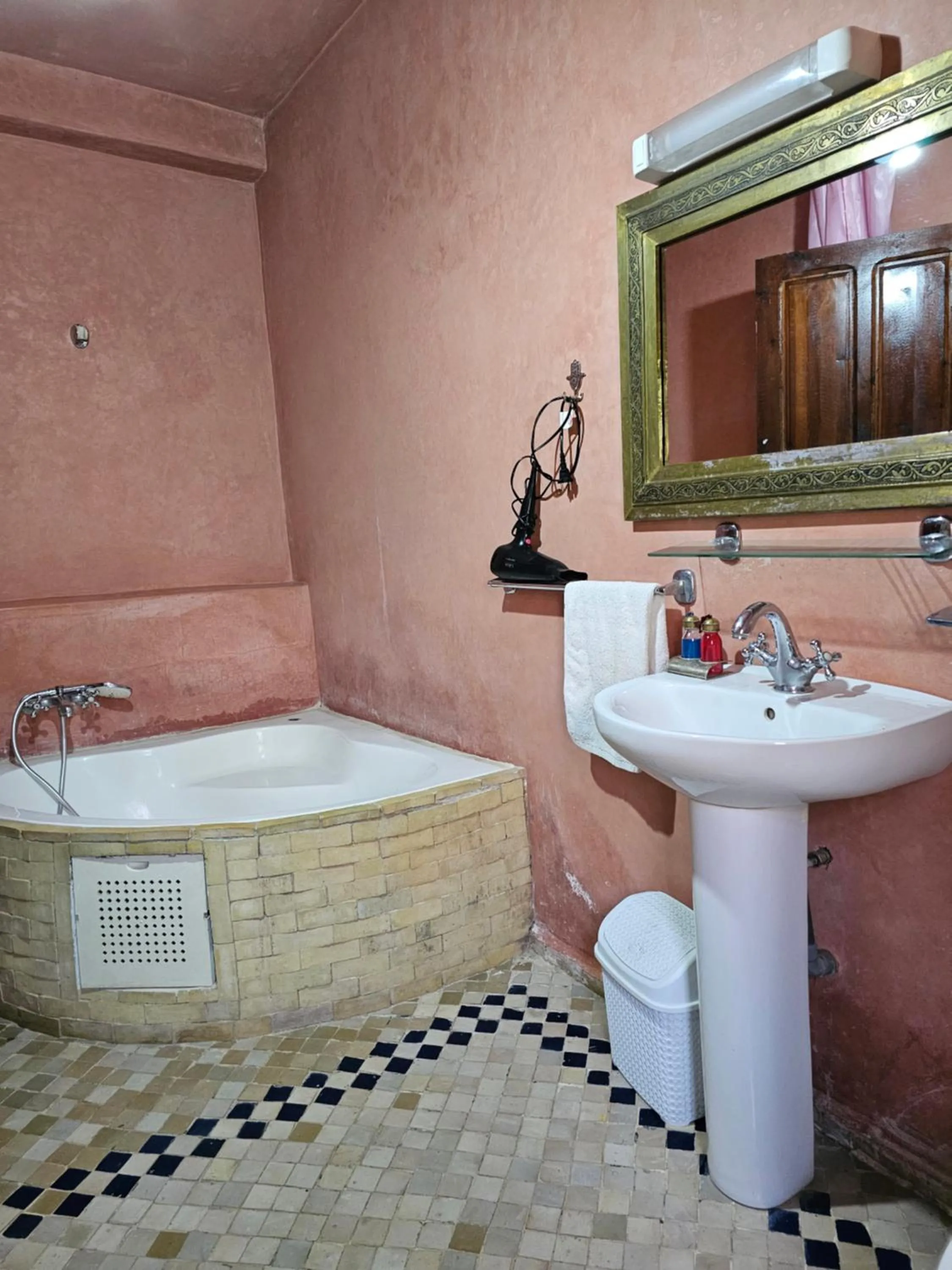 Shower in Riad Oussagou