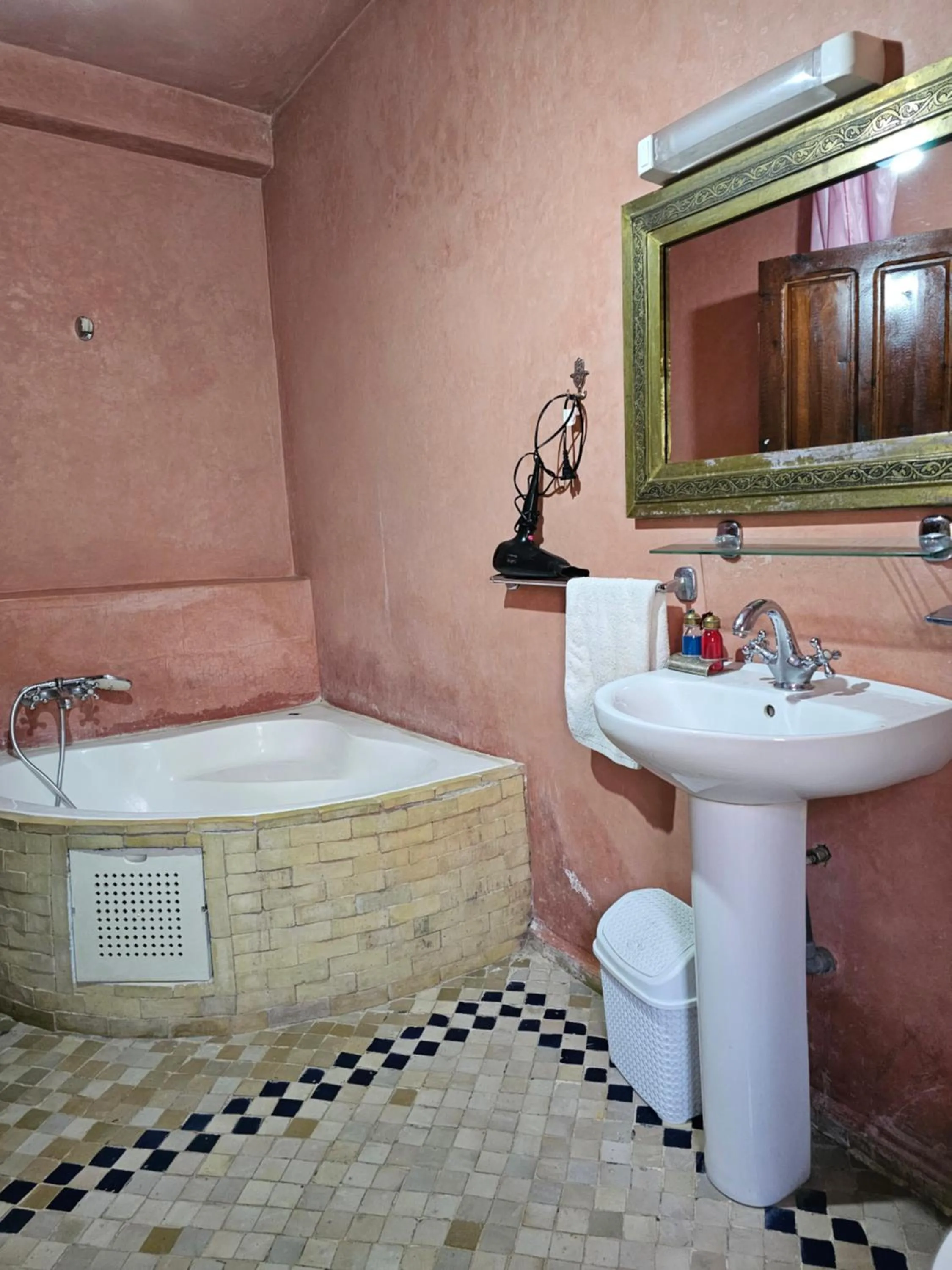 Shower in Riad Oussagou