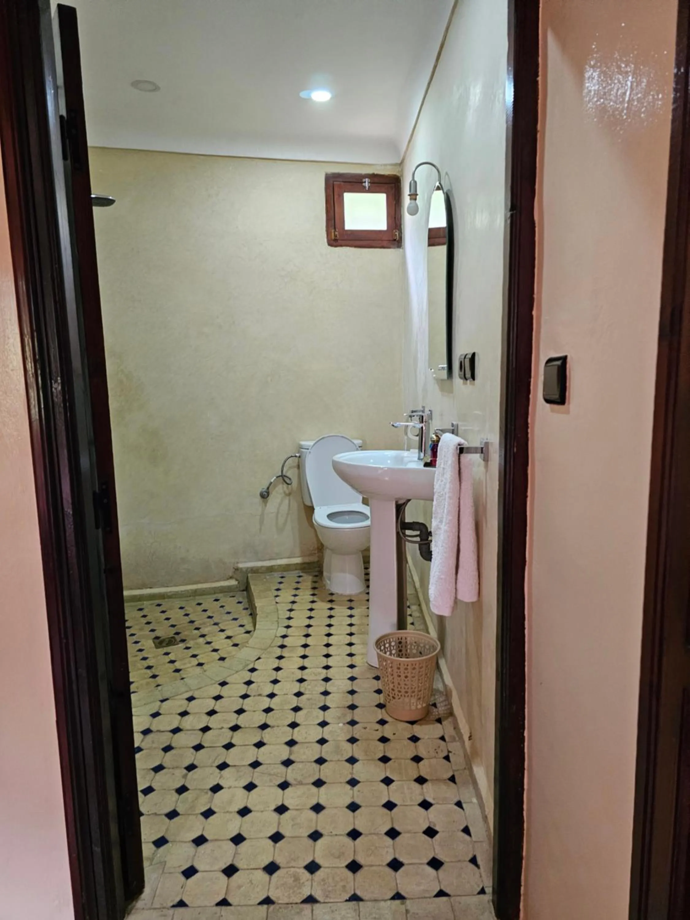 Shower in Riad Oussagou