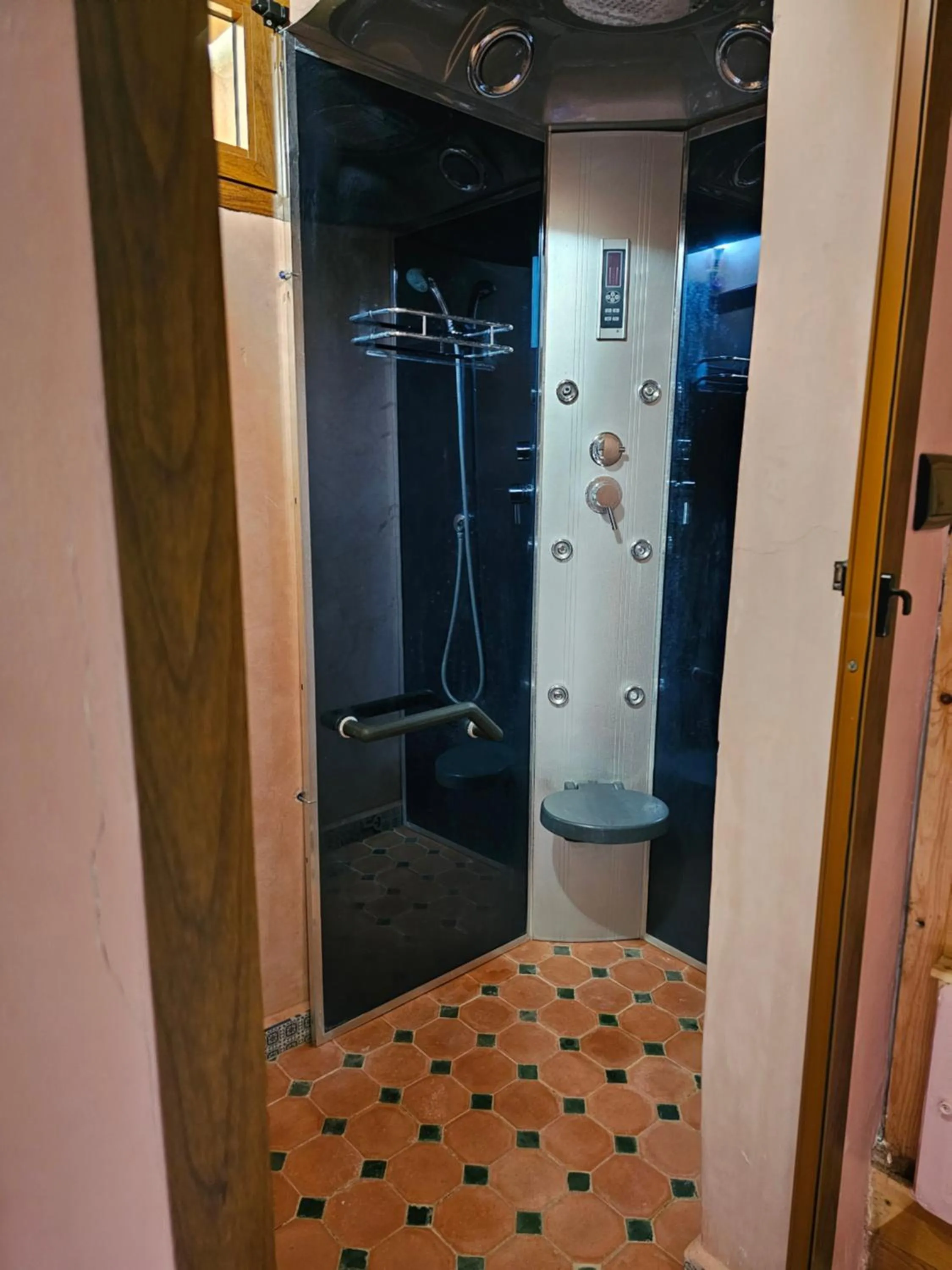 Shower in Riad Oussagou
