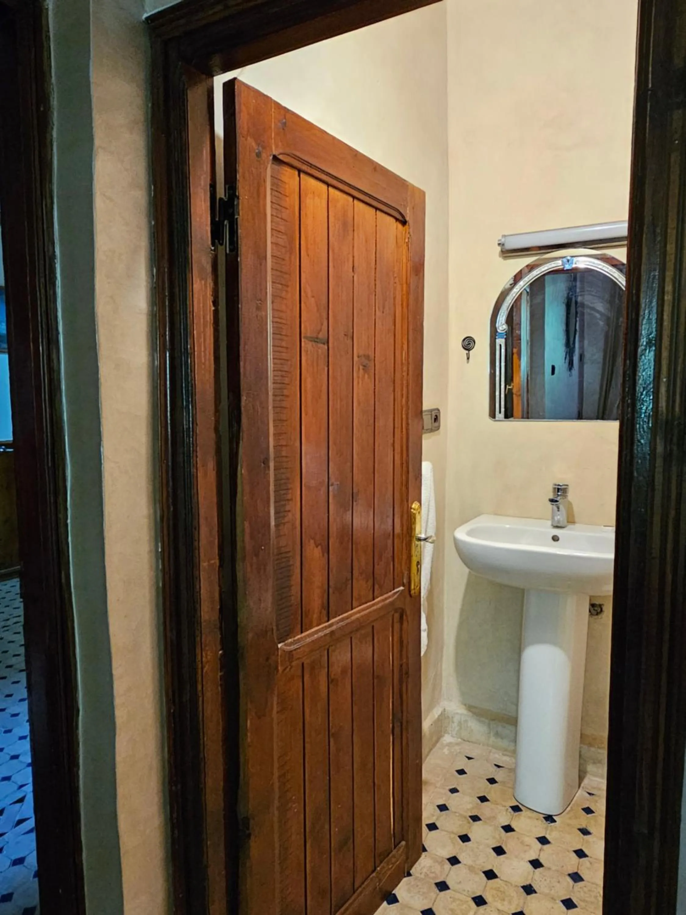Shower in Riad Oussagou