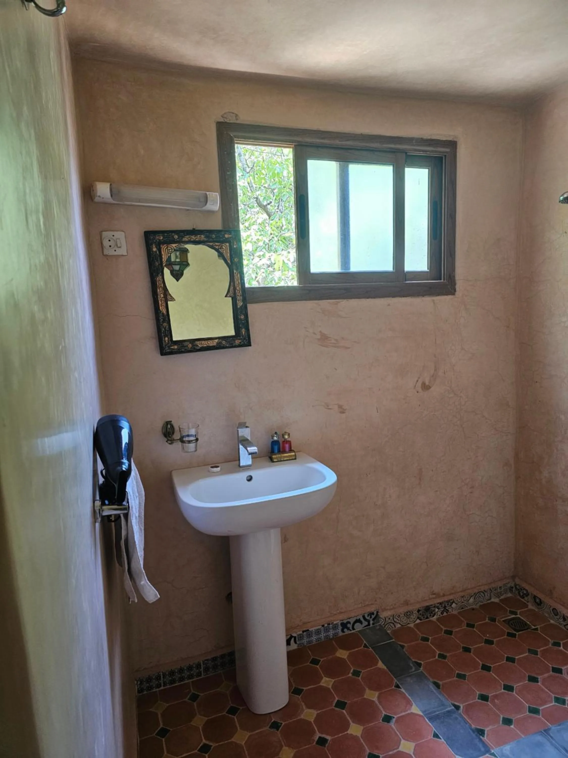 Shower in Riad Oussagou