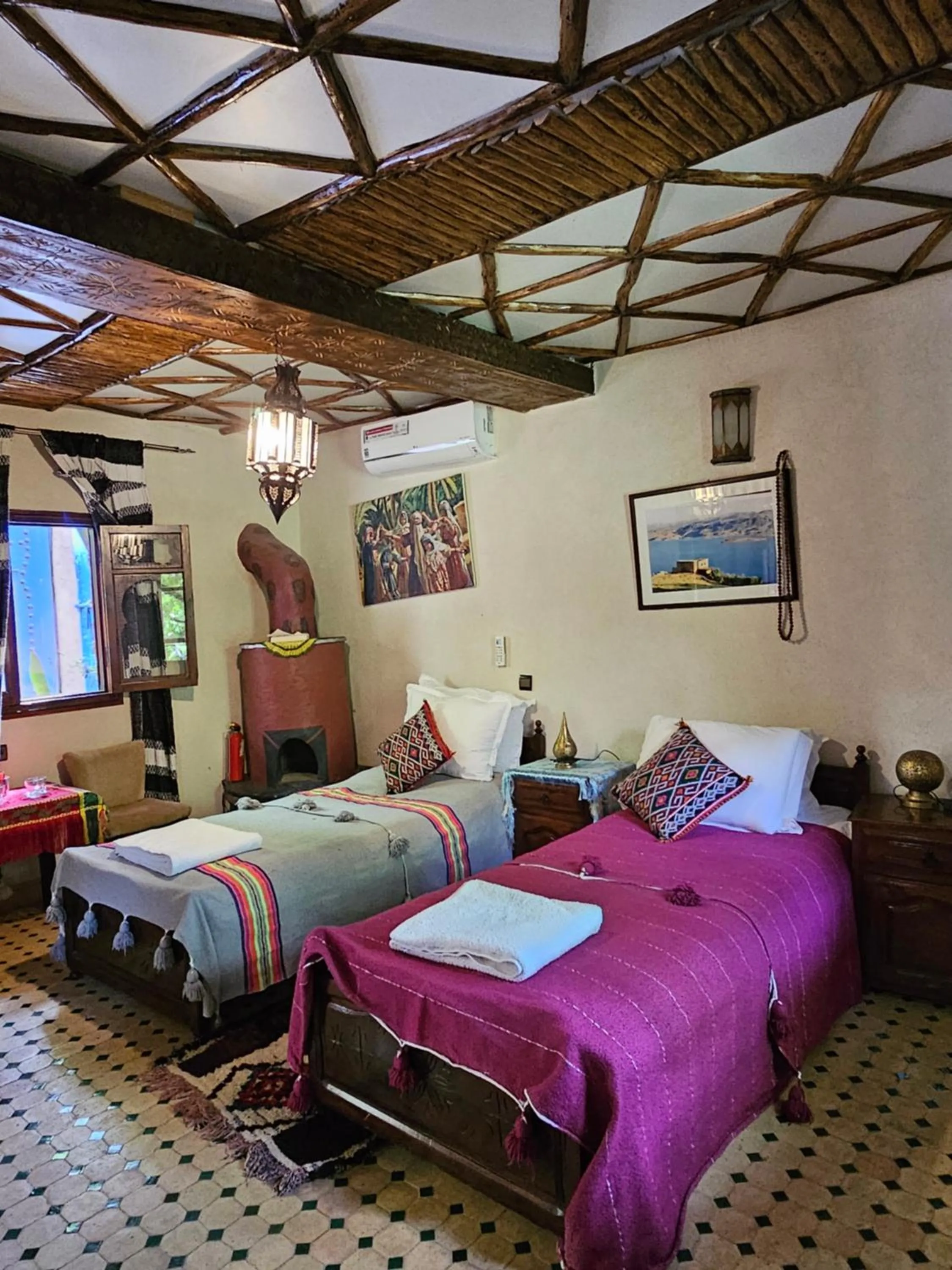 Shower, Bed in Riad Oussagou